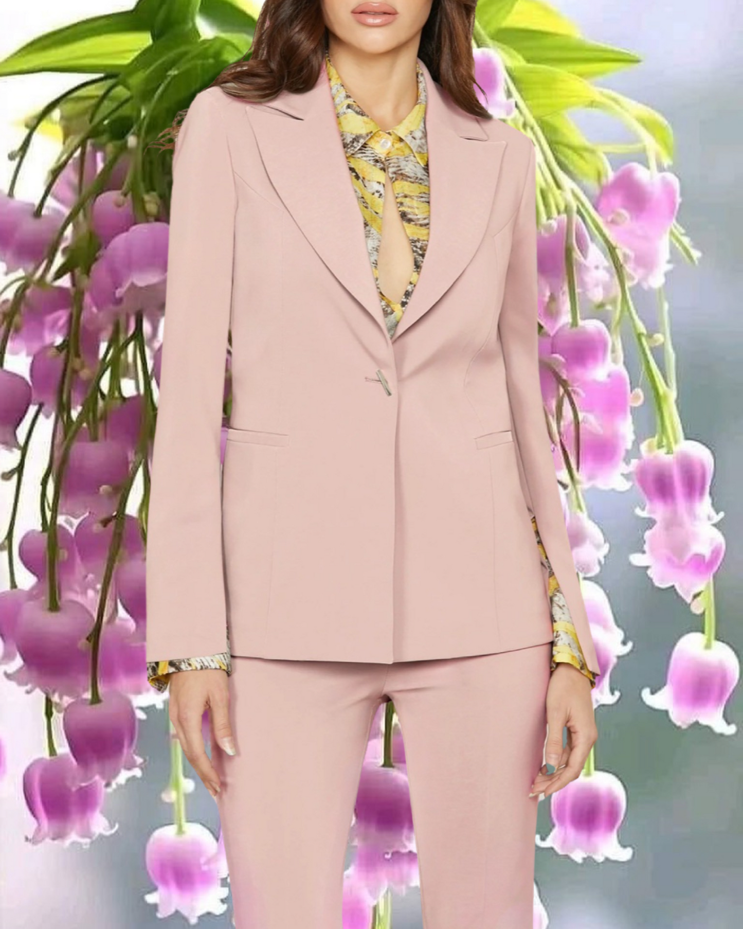 Tailleur "Blush Grace". Tailleur chiaro in tessuto tecnico con giacca monopetto ad un solo bottone con pantaloni stretti dal taglio affusolato.