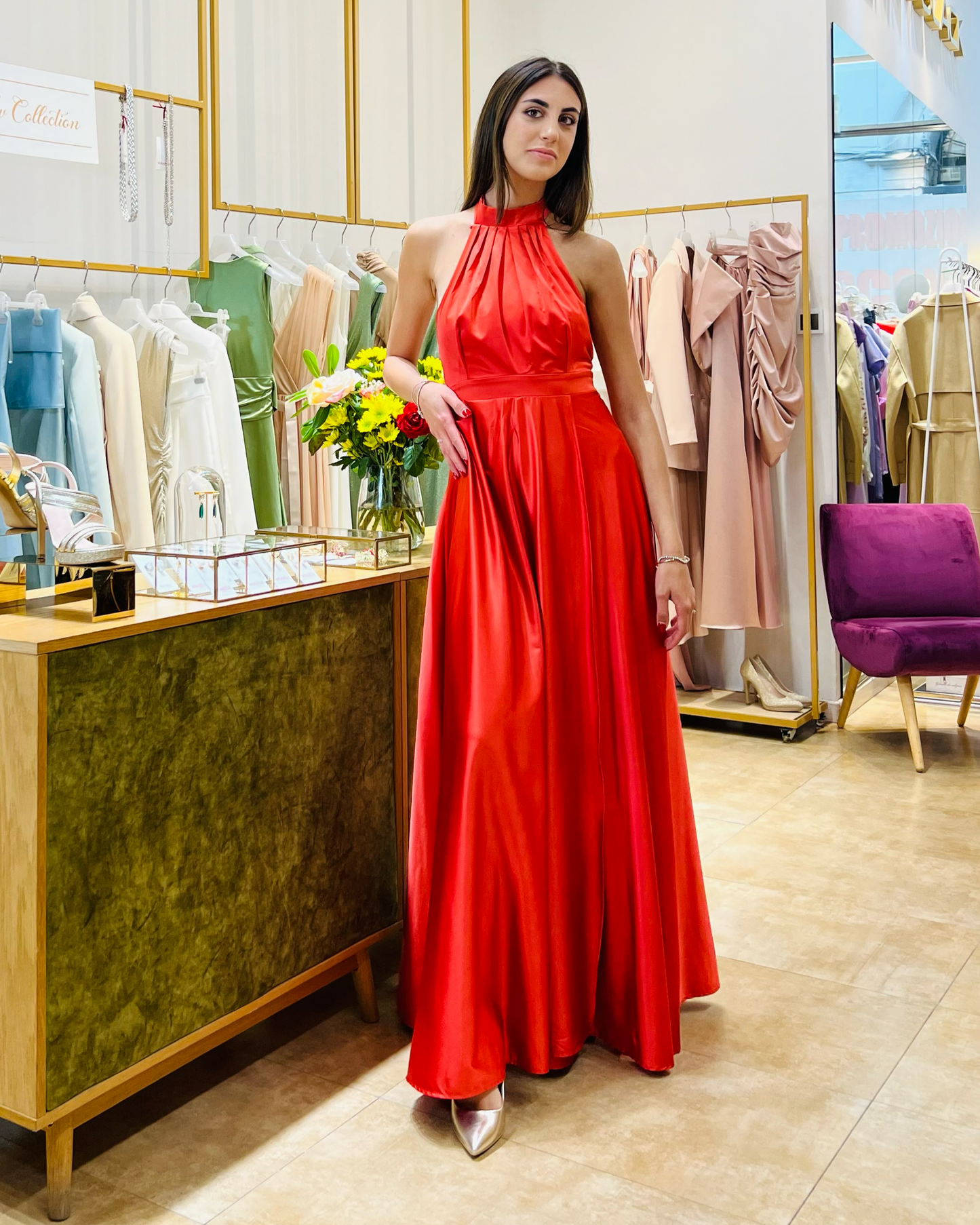 Abito "Scarlet Elegance". Abito lungo satinato con spacco alto e drappeggi, scollo all'americana