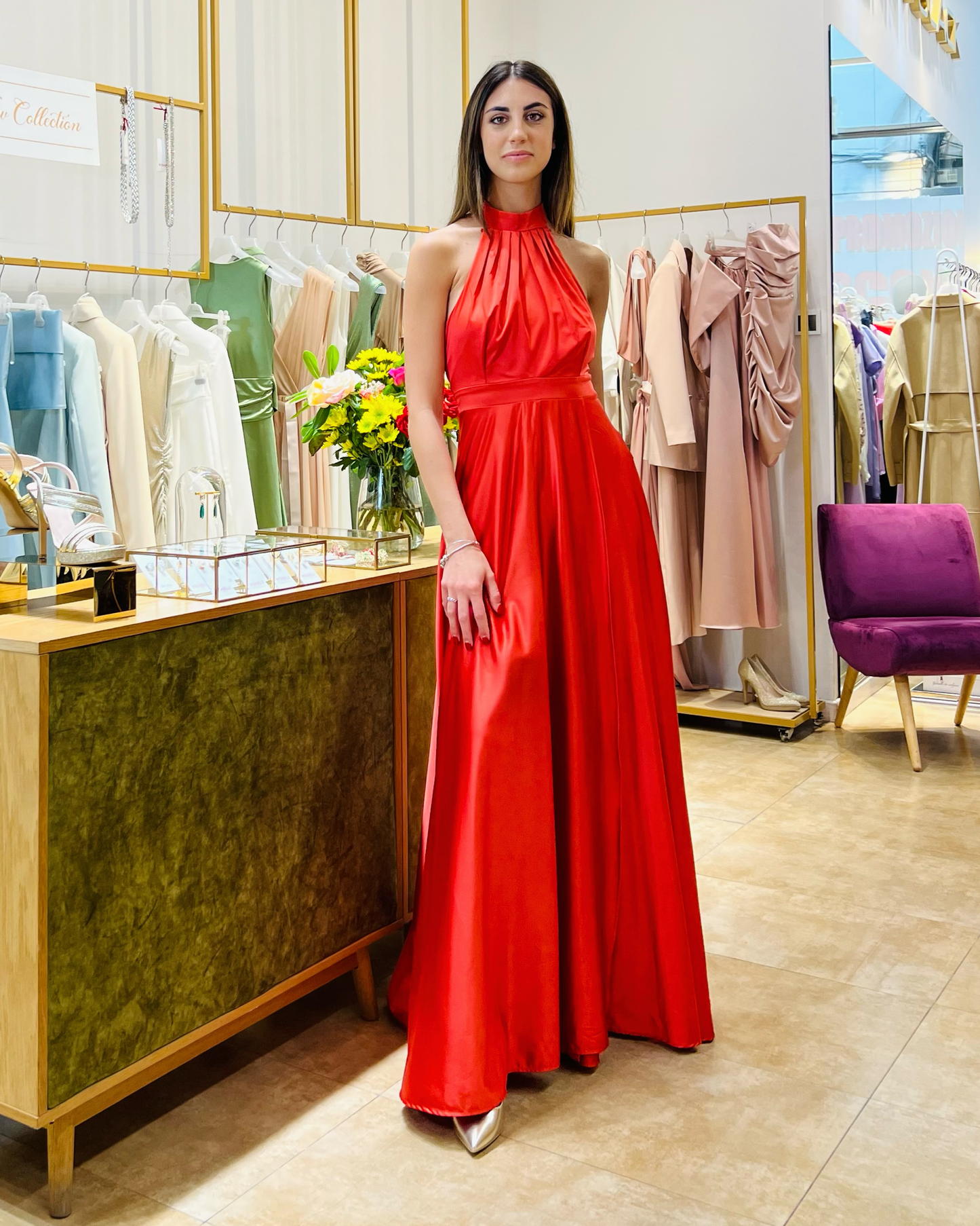 Abito "Scarlet Elegance". Abito lungo satinato con spacco alto e drappeggi, scollo all'americana