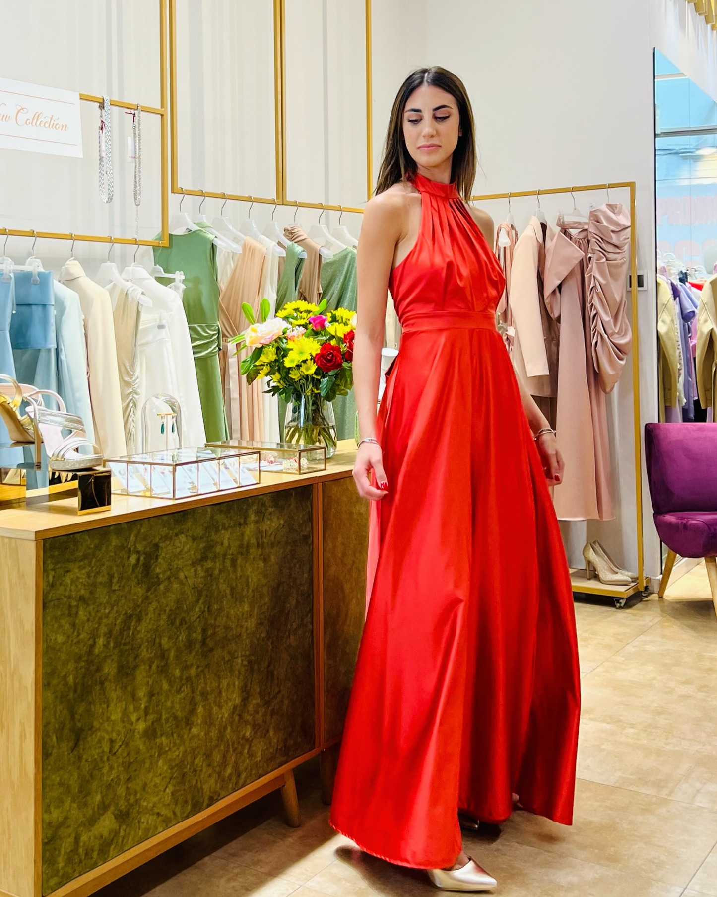 Abito "Scarlet Elegance". Abito lungo satinato con spacco alto e drappeggi, scollo all'americana
