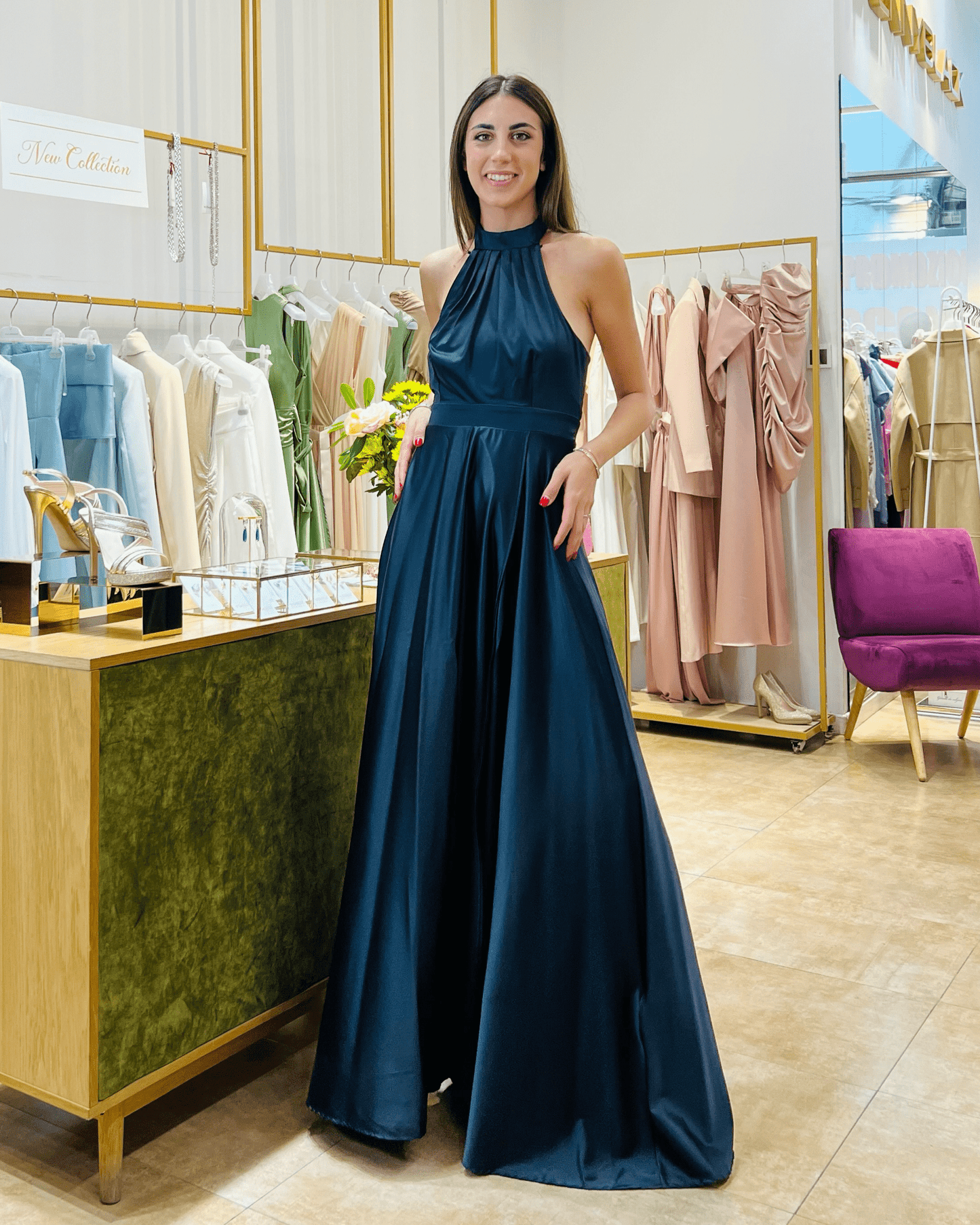 Abito "Shadow Silk". Abito lungo satinato con spacco alto e drappeggi, scollo all'americana
