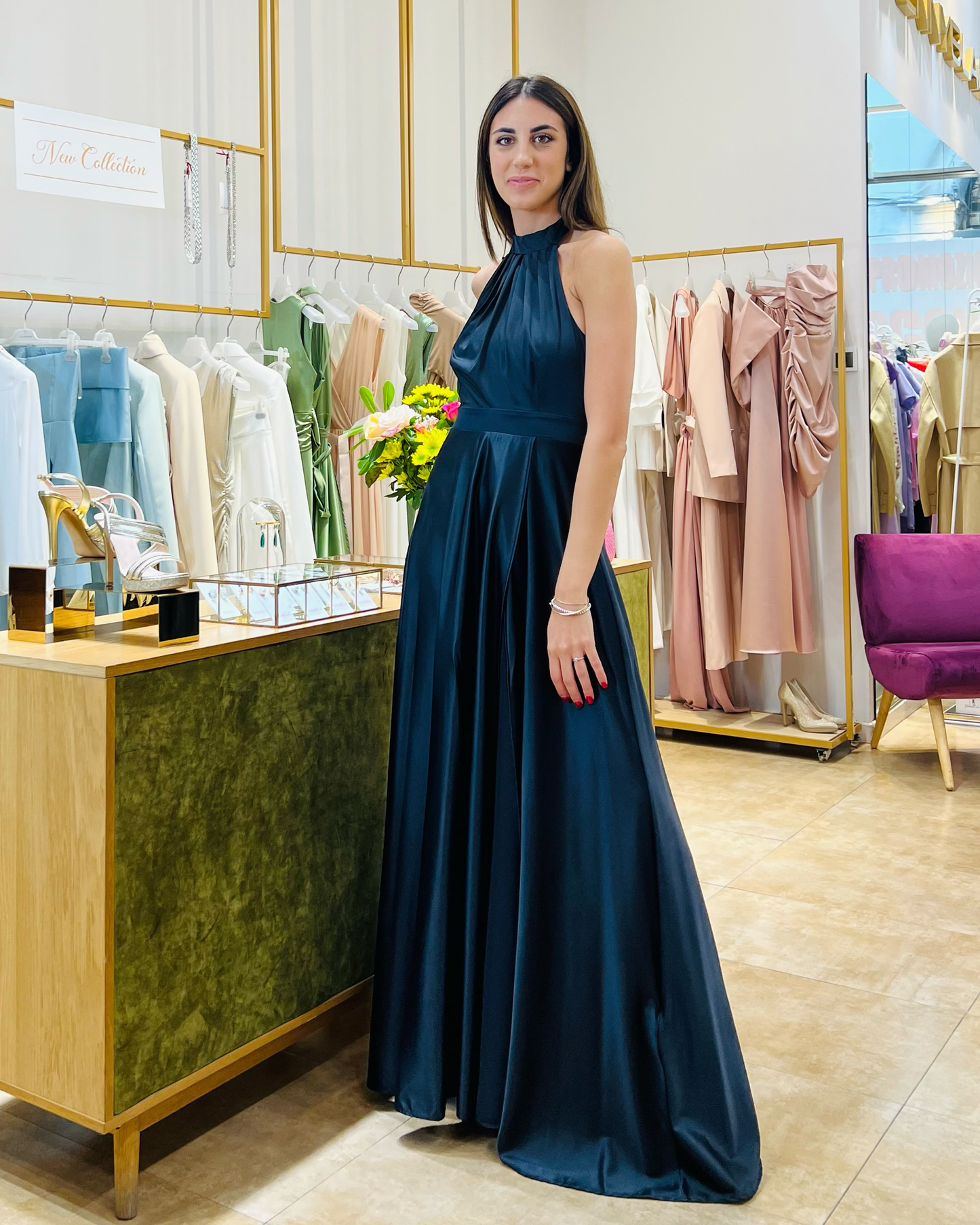 Abito "Shadow Silk". Abito lungo satinato con spacco alto e drappeggi, scollo all'americana