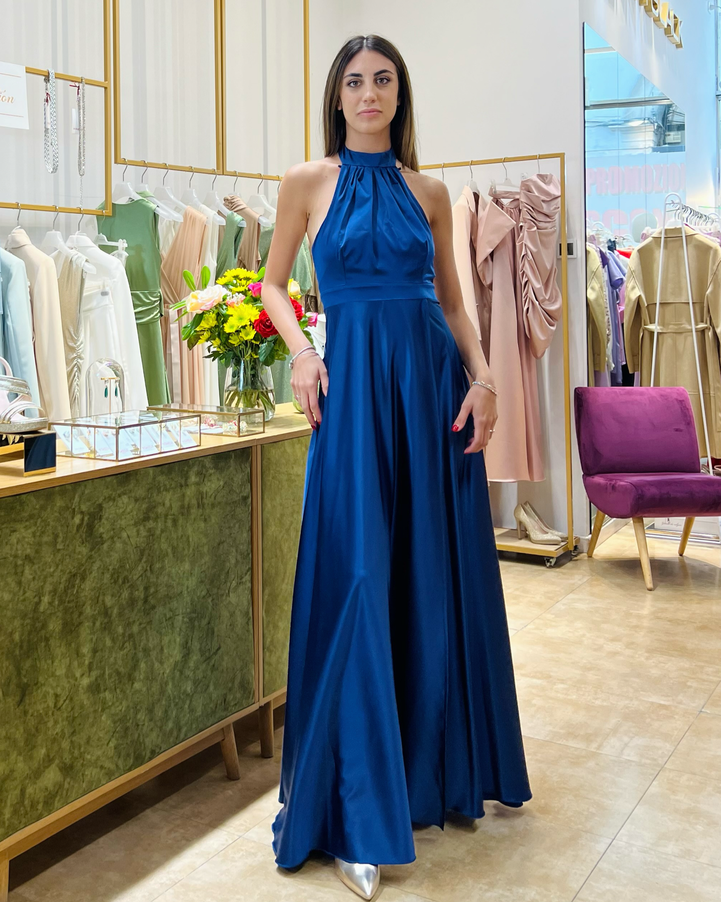 Abito "Satin Moon". Abito lungo satinato con spacco alto e drappeggi, scollo all'americana
