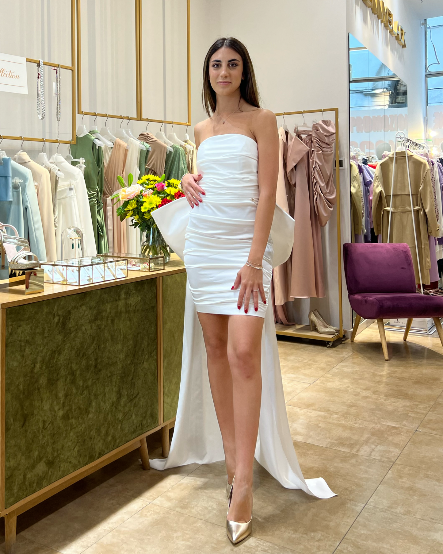 Abito "Luminous Dream". Abito a tubino bianco in satin senza spalline, con strascico.