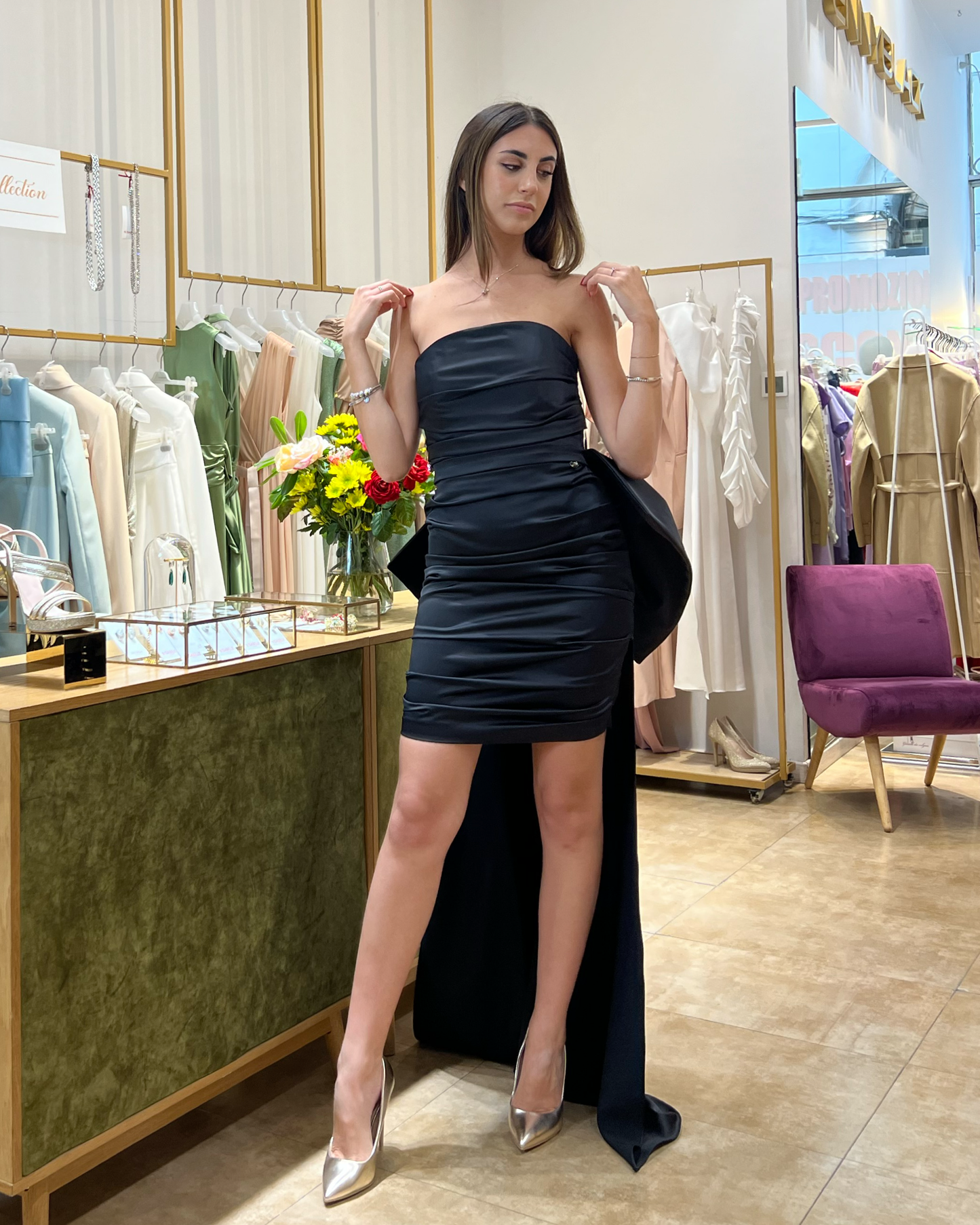 Abito "Venus Noir". Abito a tubino bianco in satin senza spalline, con strascico.