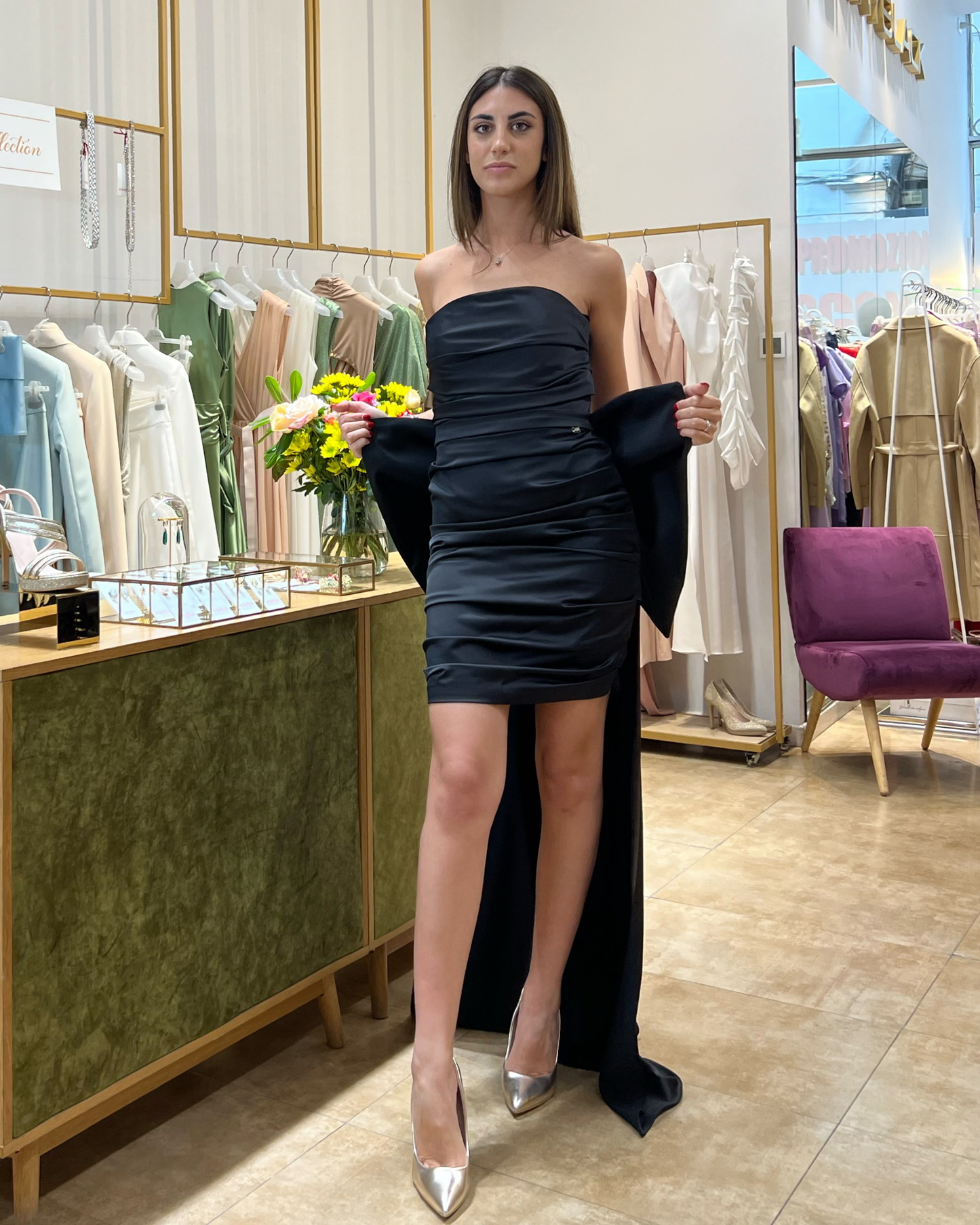 Abito "Venus Noir". Abito a tubino bianco in satin senza spalline, con strascico.