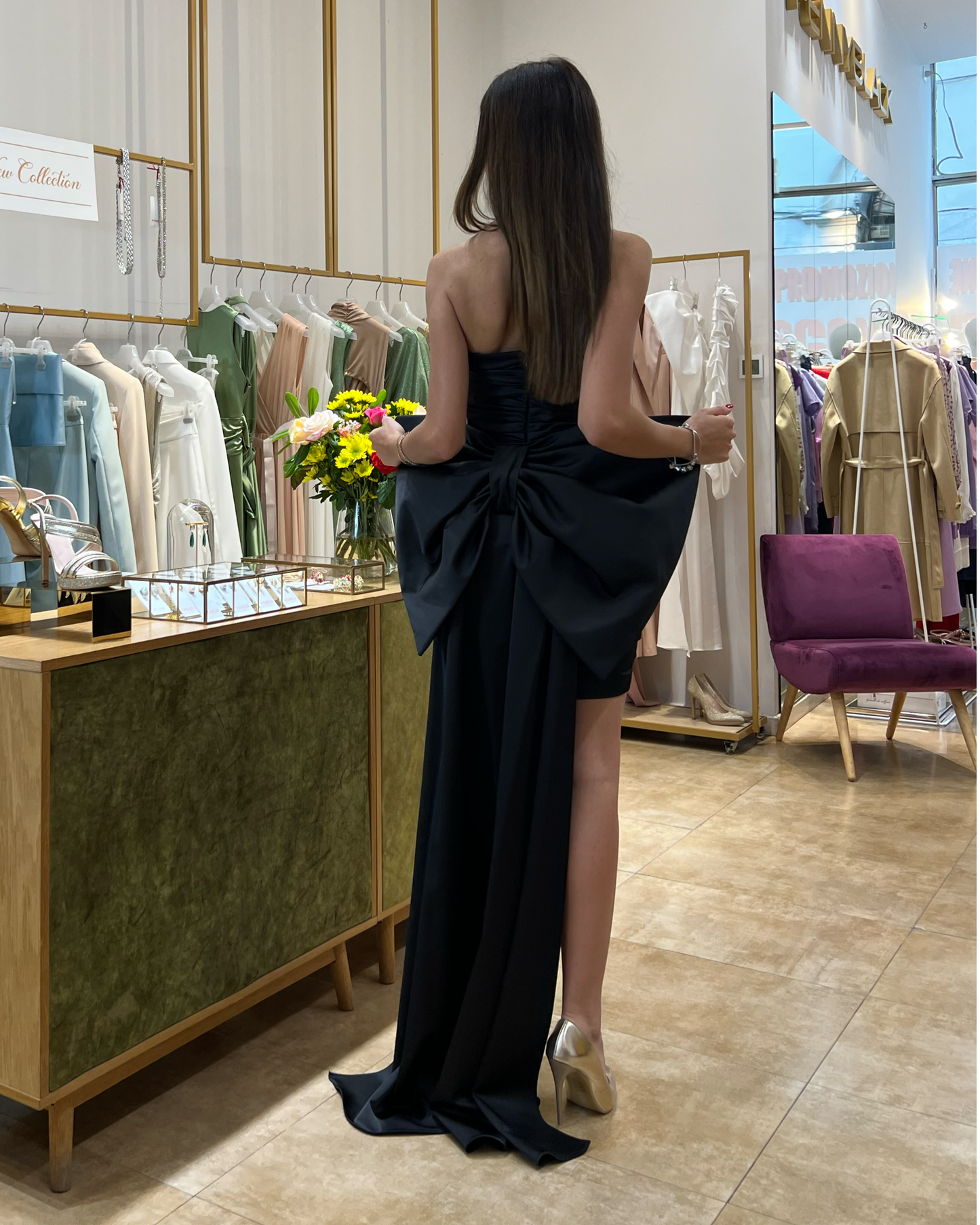 Abito "Venus Noir". Abito a tubino bianco in satin senza spalline, con strascico.