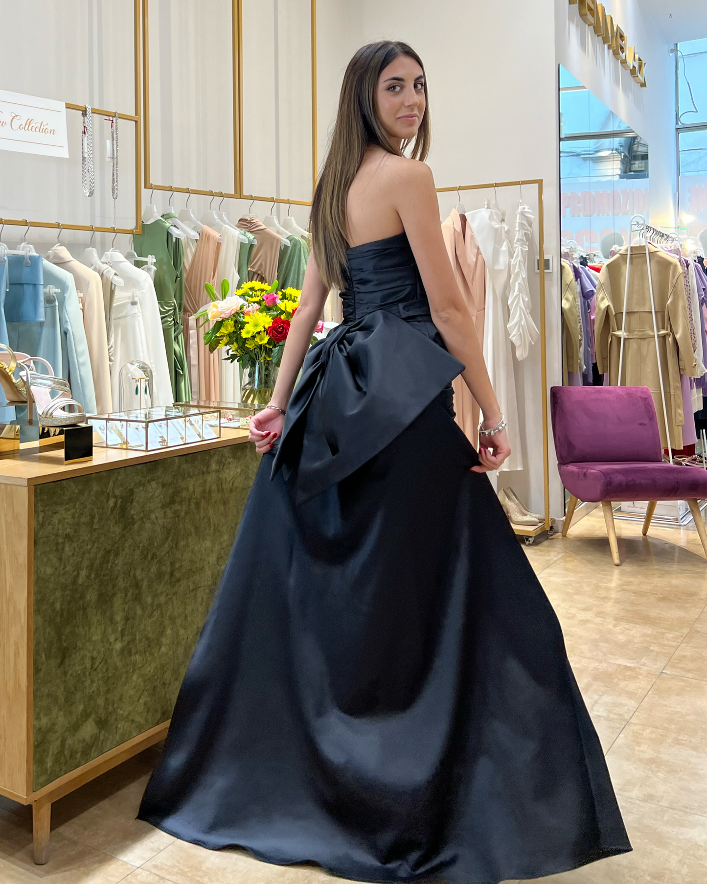 Abito "Venus Noir". Abito a tubino bianco in satin senza spalline, con strascico.