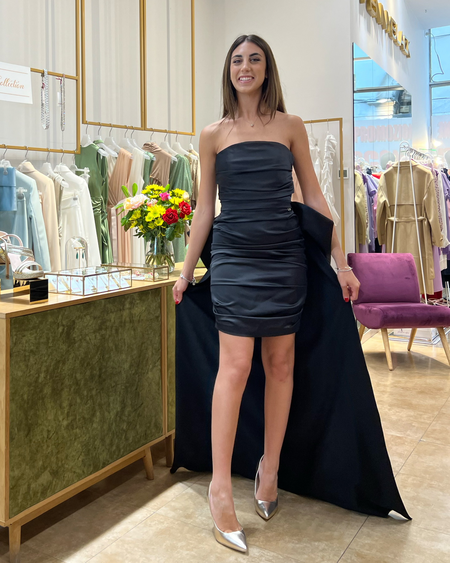 Abito "Venus Noir". Abito a tubino bianco in satin senza spalline, con strascico.