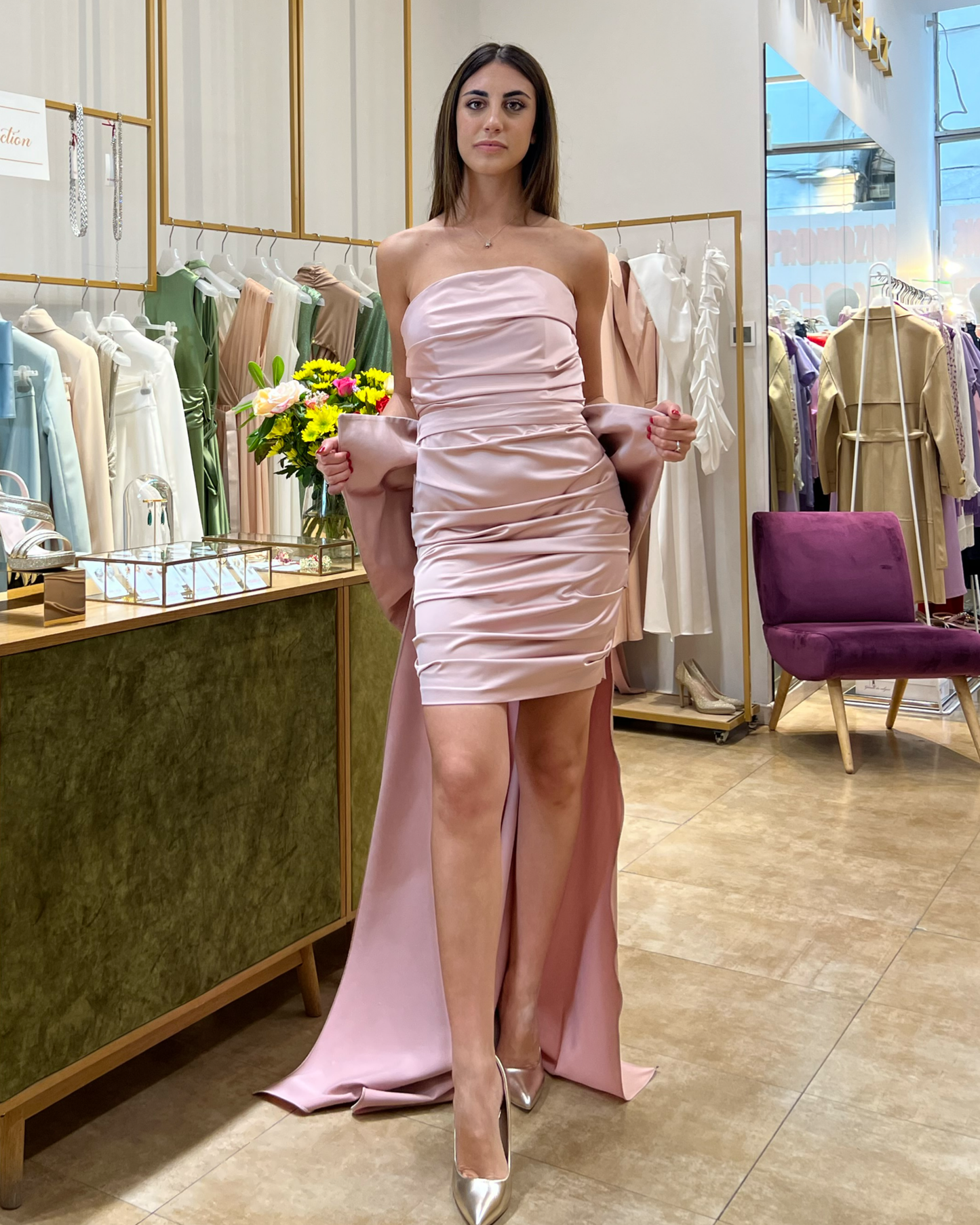 Abito "Pastel Glimmer". Abito a tubino rosa satin senza spalline, con strascico.