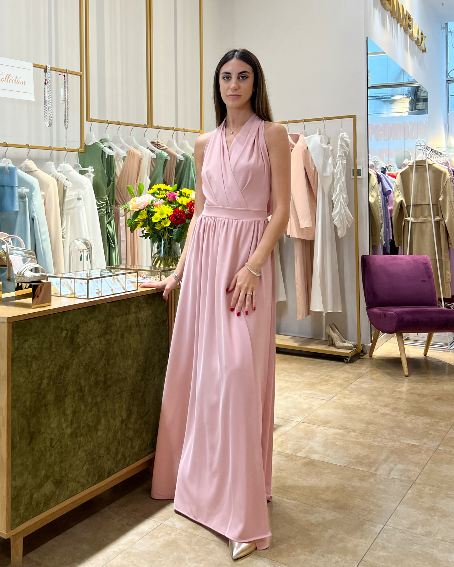 Abito "Dawn Rose". Abito lungo rosa, con scollo a V e drappeggio in vita. Design senza maniche e gonna ampia e fluida.