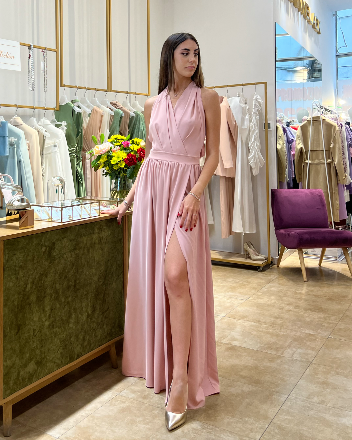 Abito "Dawn Rose". Abito lungo rosa, con scollo a V e drappeggio in vita. Design senza maniche e gonna ampia e fluida.
