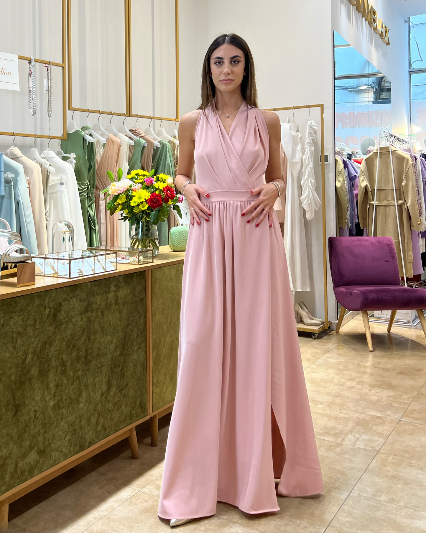 Abito "Dawn Rose". Abito lungo rosa, con scollo a V e drappeggio in vita. Design senza maniche e gonna ampia e fluida.
