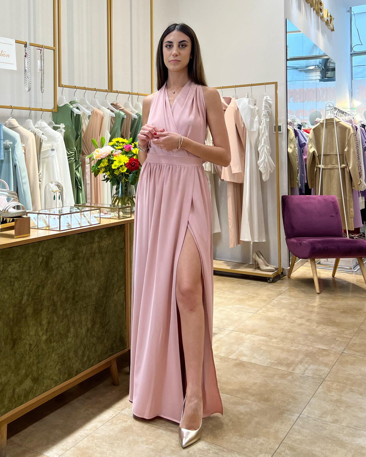 Abito "Dawn Rose". Abito lungo rosa, con scollo a V e drappeggio in vita. Design senza maniche e gonna ampia e fluida.