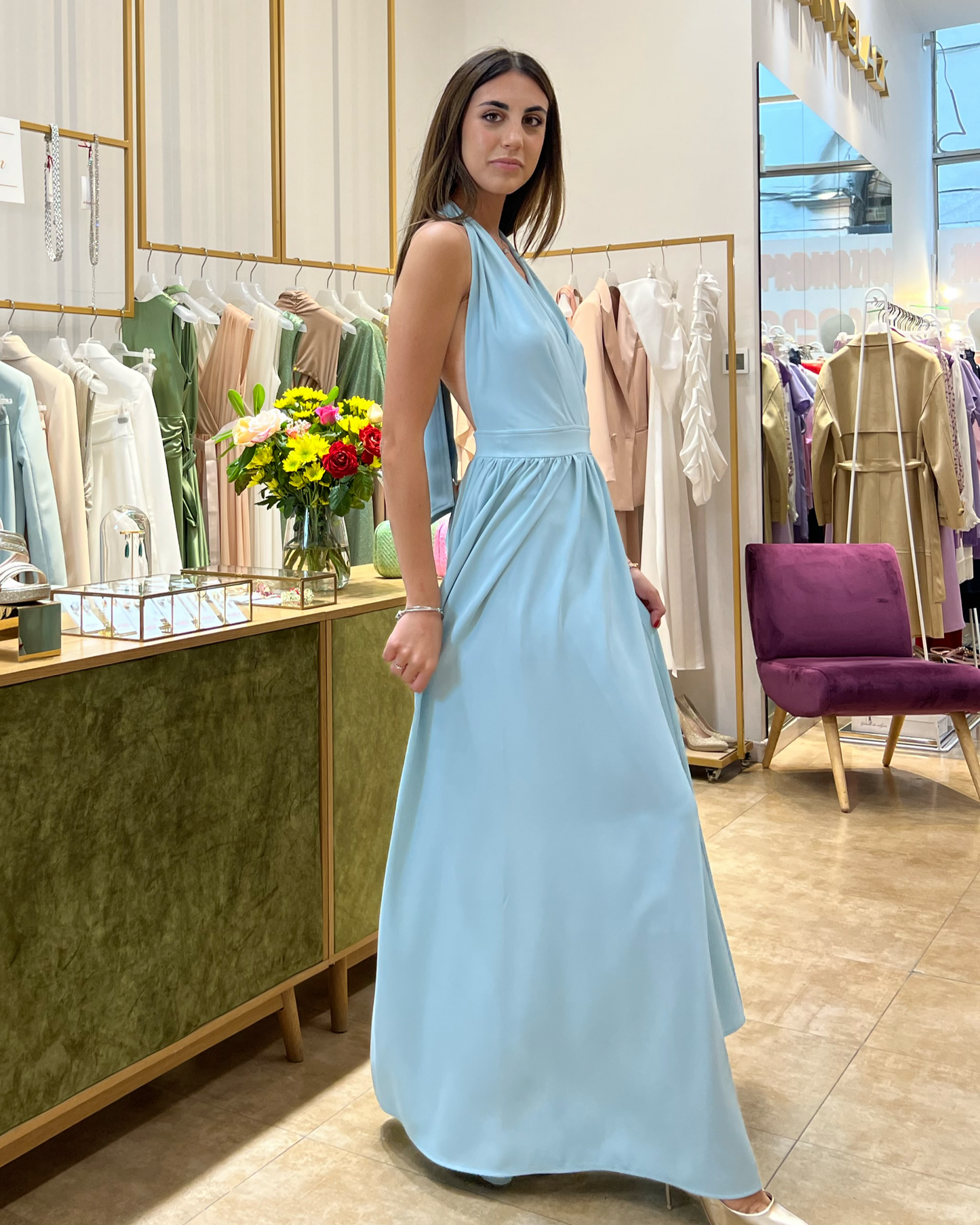 Abito "Sparkling Serenity". Abito lungo, con scollo a V e drappeggio in vita. Design senza maniche e gonna ampia e fluida.