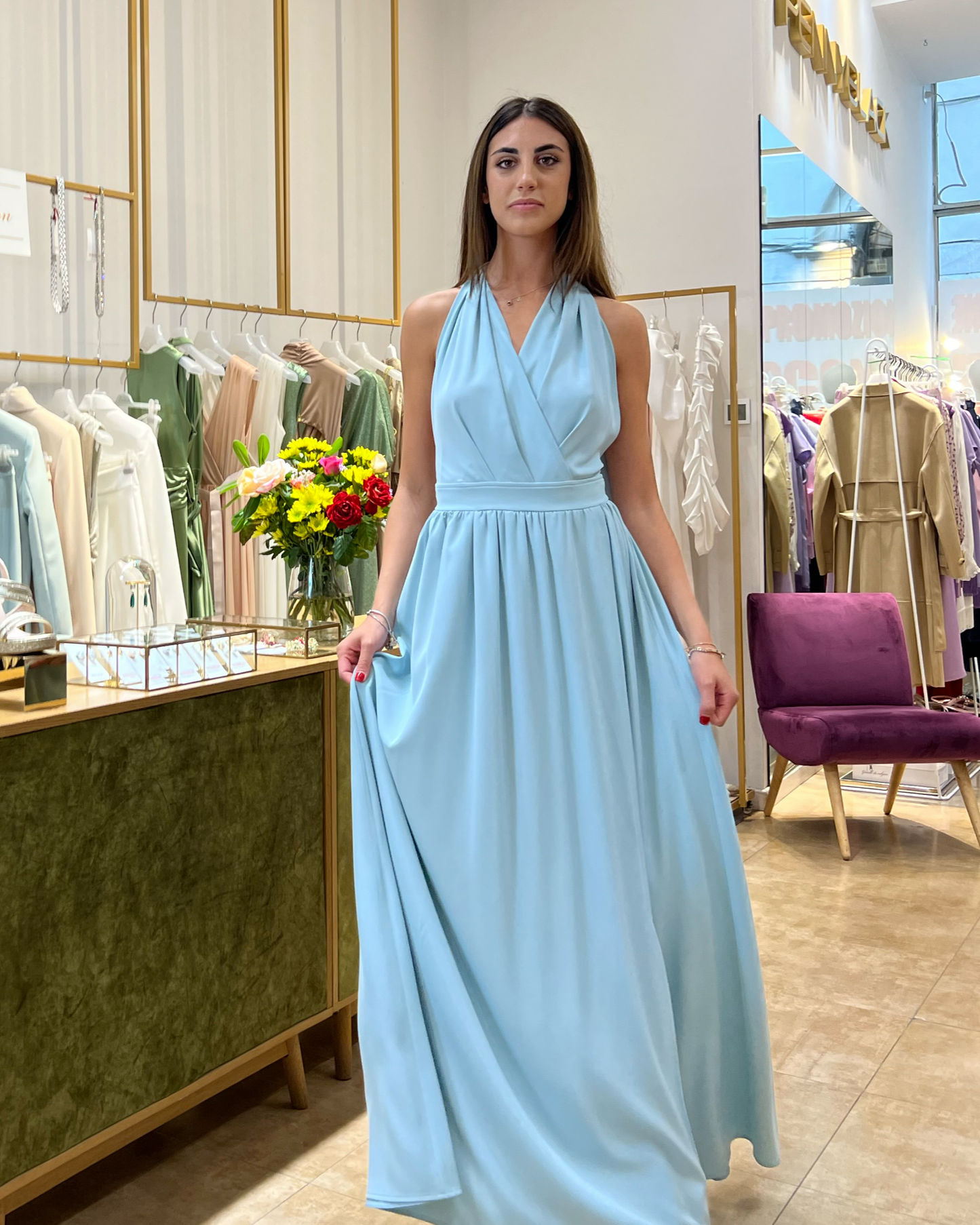 Abito "Sparkling Serenity". Abito lungo, con scollo a V e drappeggio in vita. Design senza maniche e gonna ampia e fluida.