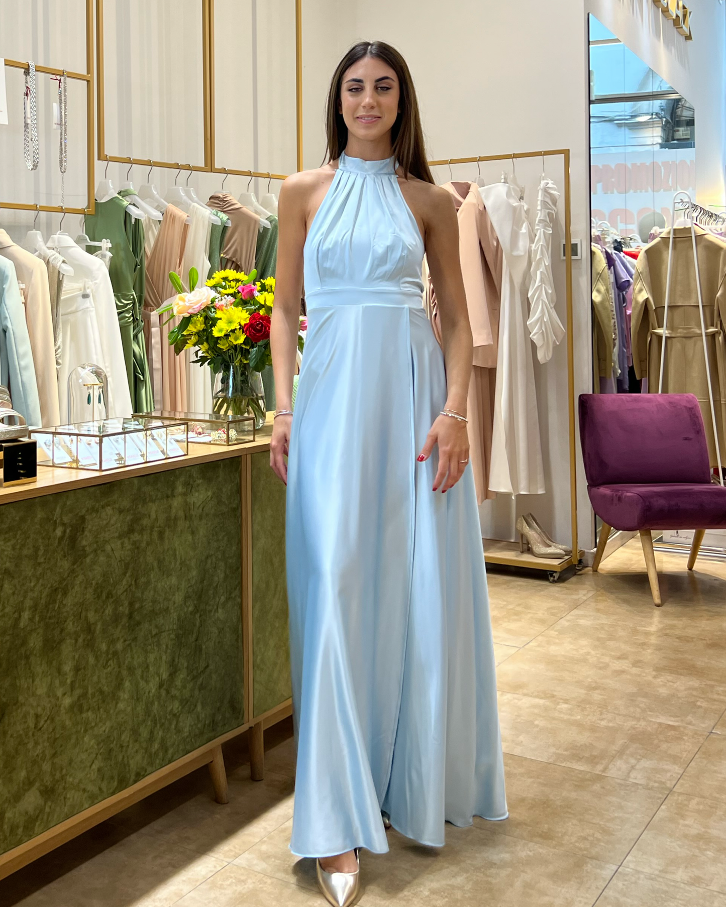 Abito "Gleam Grace". Abito lungo satinato con spacco alto e drappeggi, scollo all'americana