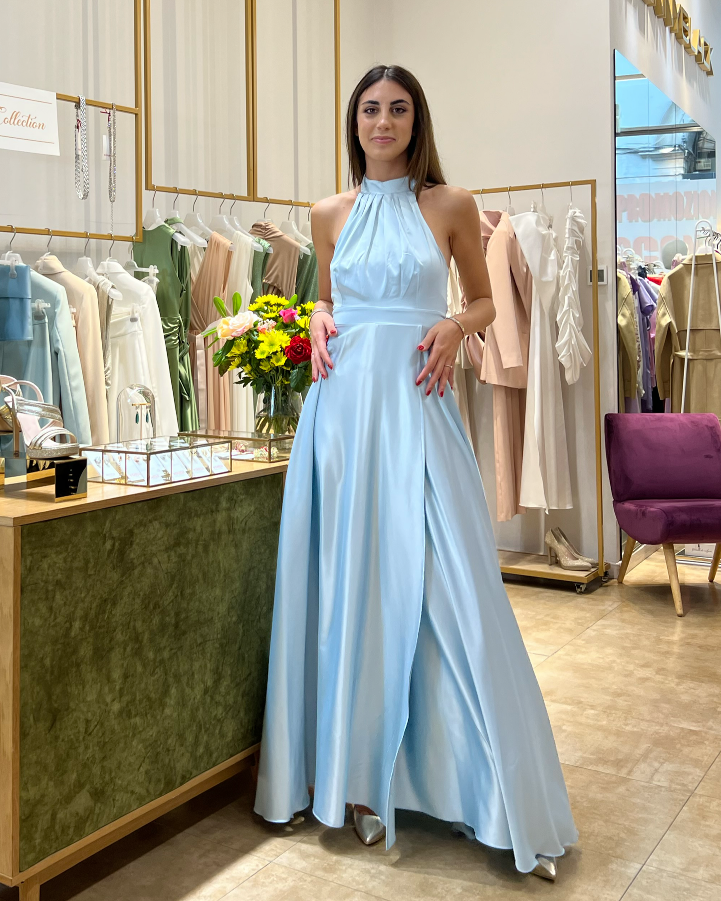 Abito "Gleam Grace". Abito lungo satinato con spacco alto e drappeggi, scollo all'americana
