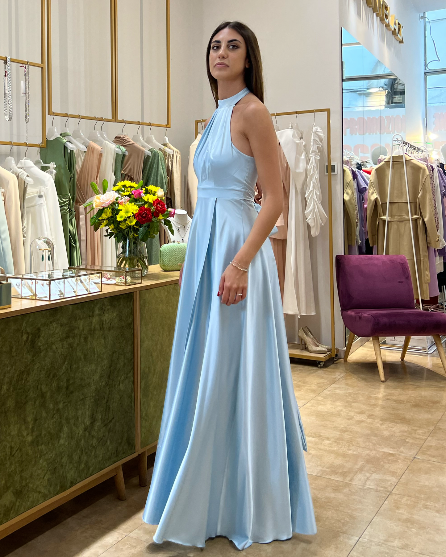 Abito "Gleam Grace". Abito lungo satinato con spacco alto e drappeggi, scollo all'americana