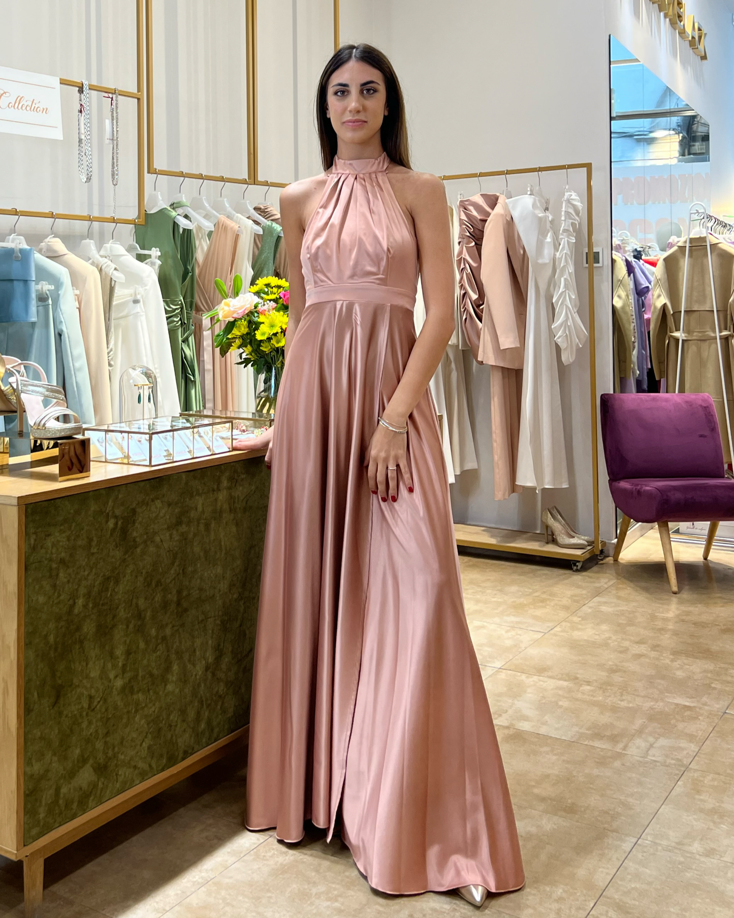 Abito "Satin Moon". Abito lungo satinato con spacco alto e drappeggi, scollo all'americana