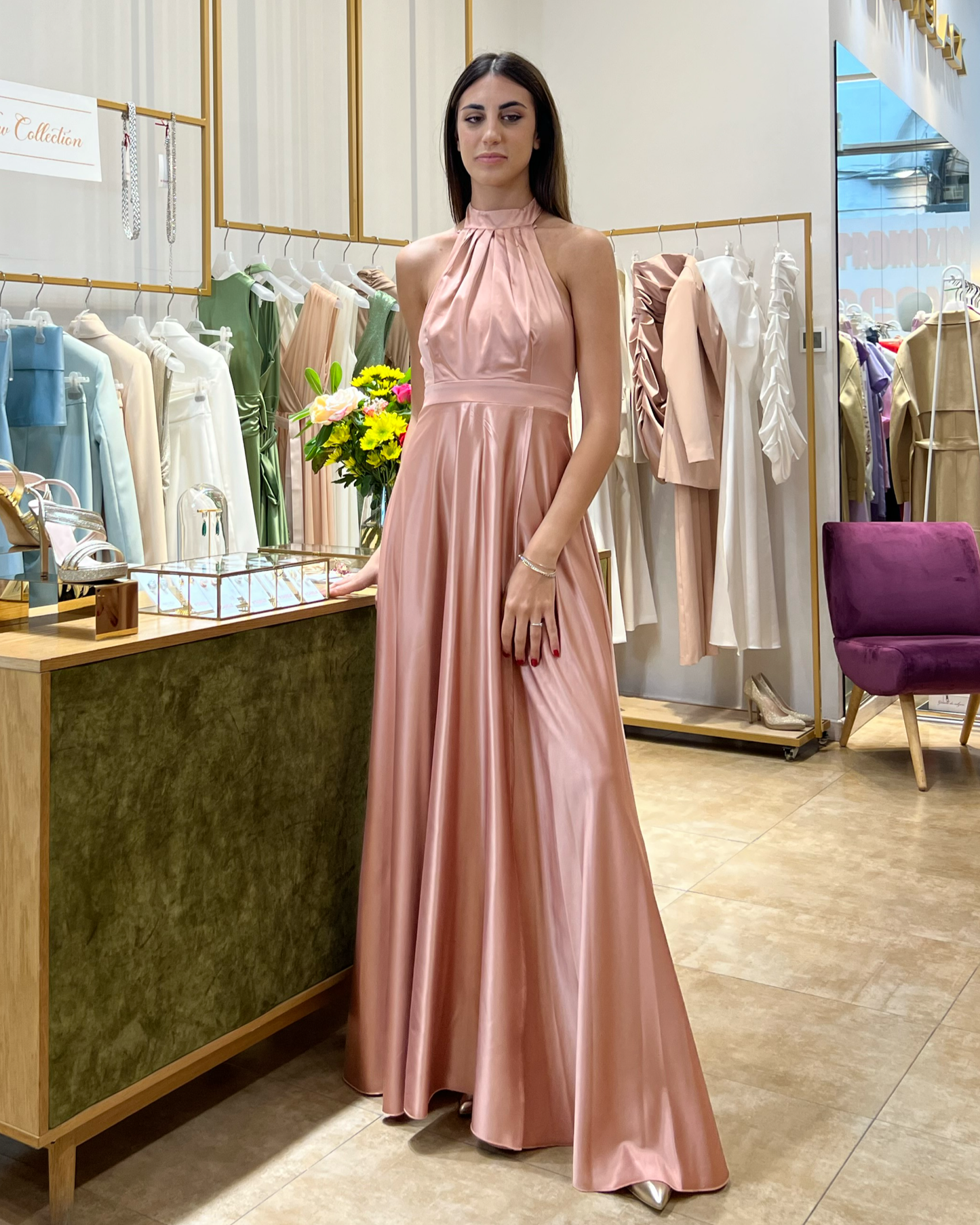 Abito "Radiant Pastel". Abito lungo satinato con spacco alto e drappeggi, scollo all'americana