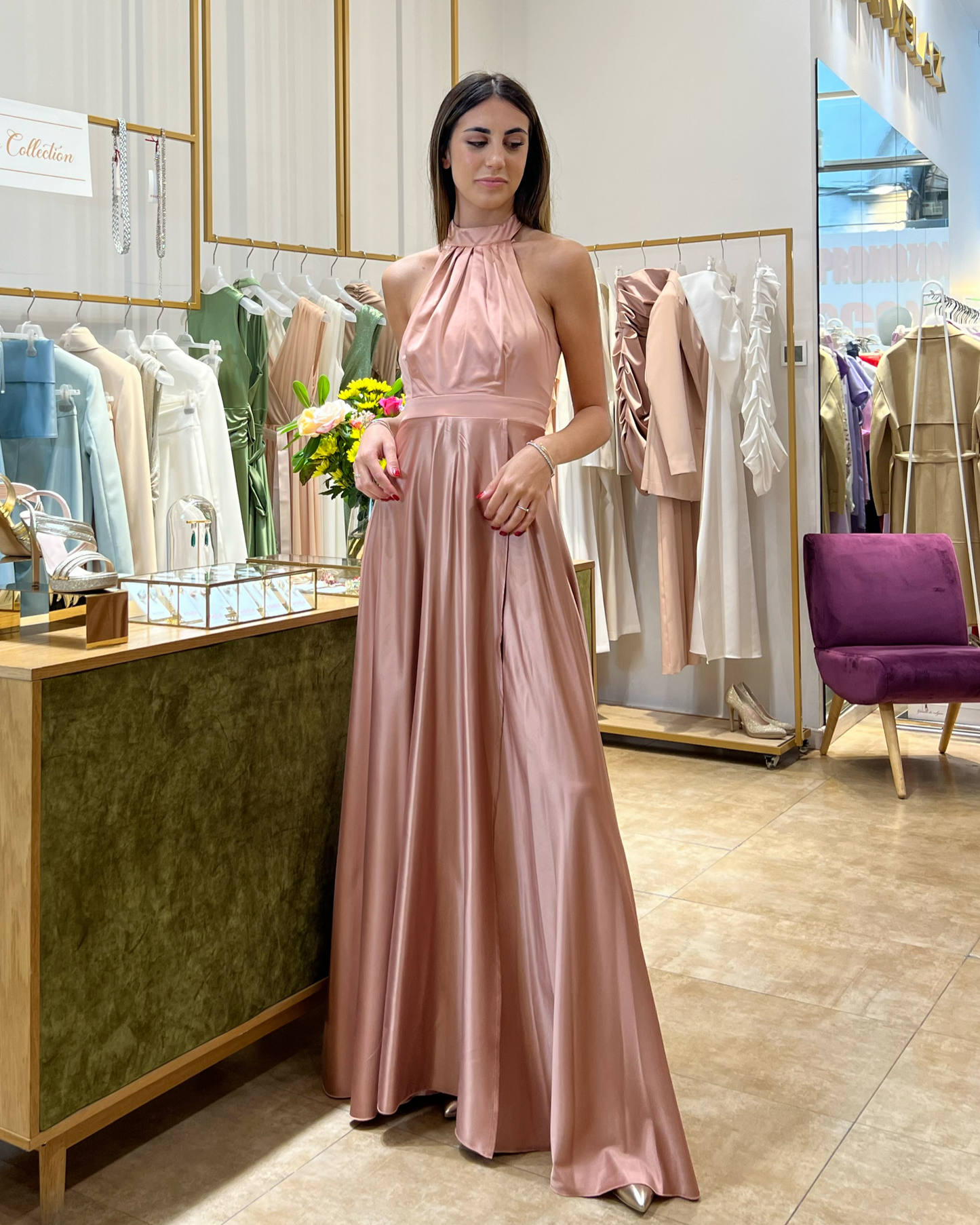 Abito "Satin Moon". Abito lungo satinato con spacco alto e drappeggi, scollo all'americana
