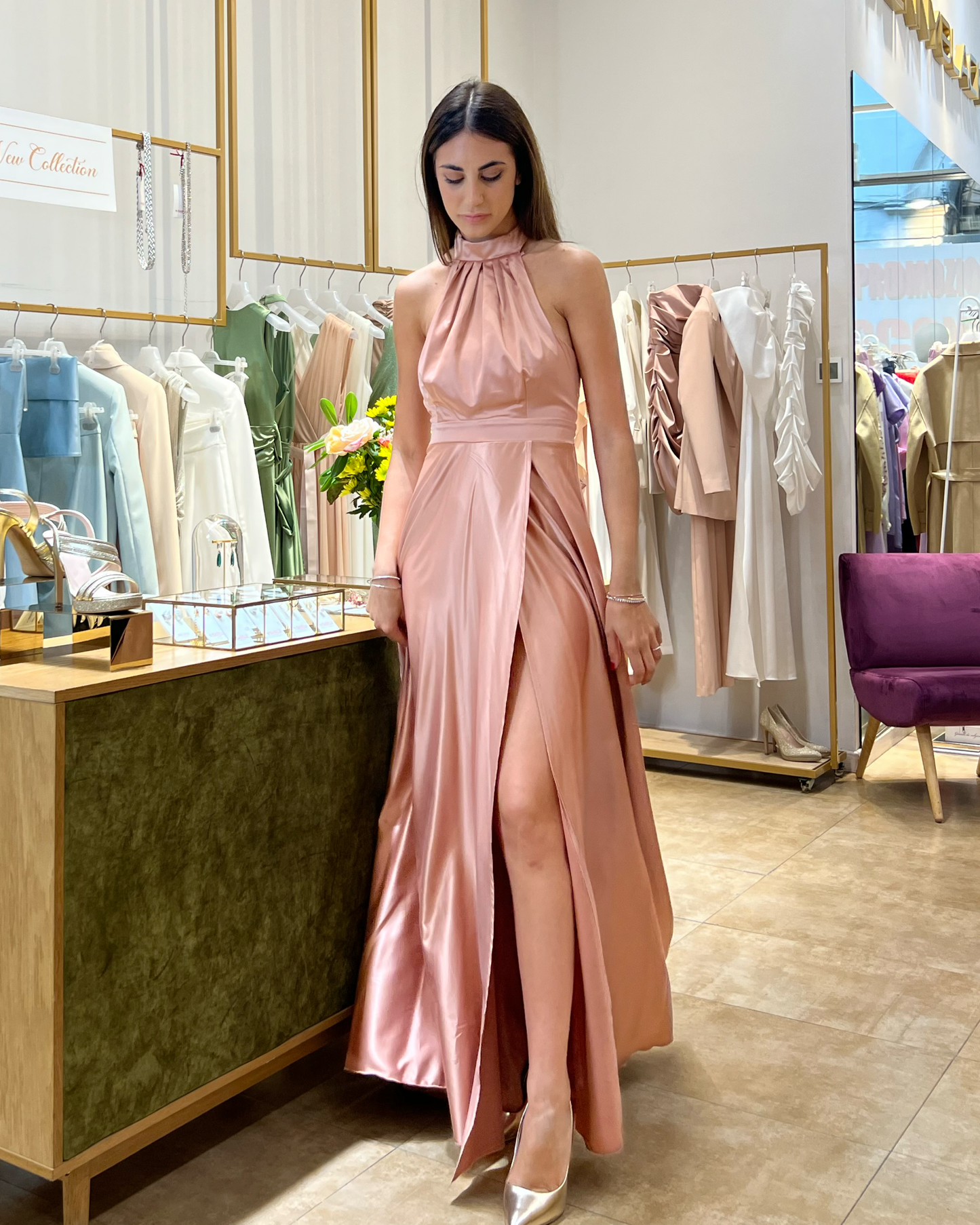 Abito "Satin Moon". Abito lungo satinato con spacco alto e drappeggi, scollo all'americana