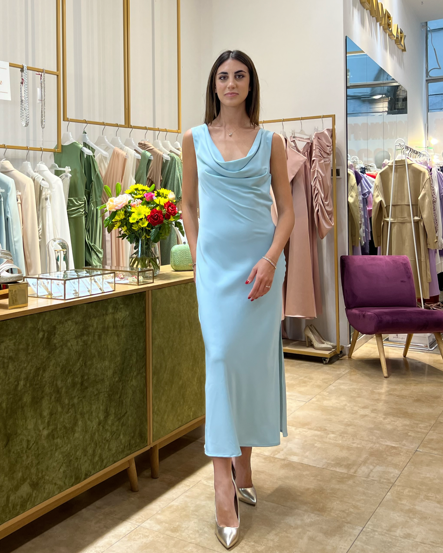 Abito "Azure Breeze" Abito lunghette in tessuto fluido con scollo drappeggiato d'avanti e scollatura profonda sul dietro