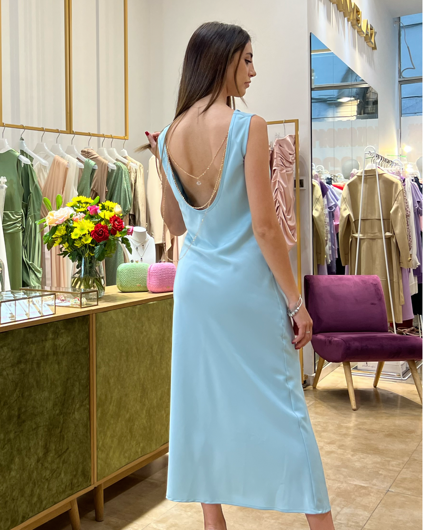 Abito "Azure Breeze" Abito lunghette in tessuto fluido con scollo drappeggiato d'avanti e scollatura profonda sul dietro