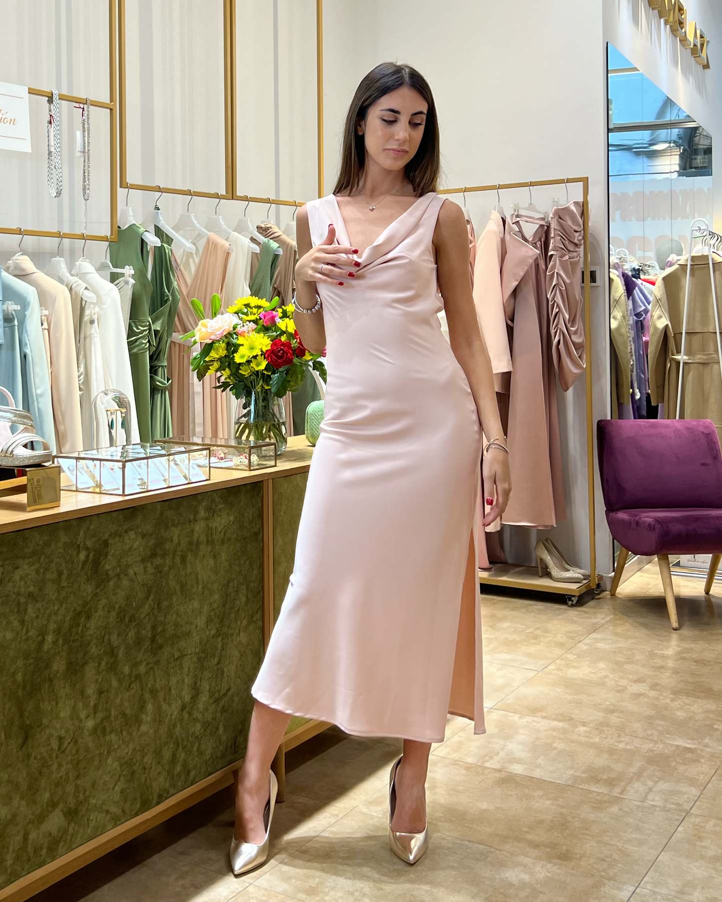 Abito "Blush Whisper". Abito lunghette in tessuto fluido con scollo drappeggiato d'avanti e scollatura profonda sul dietro