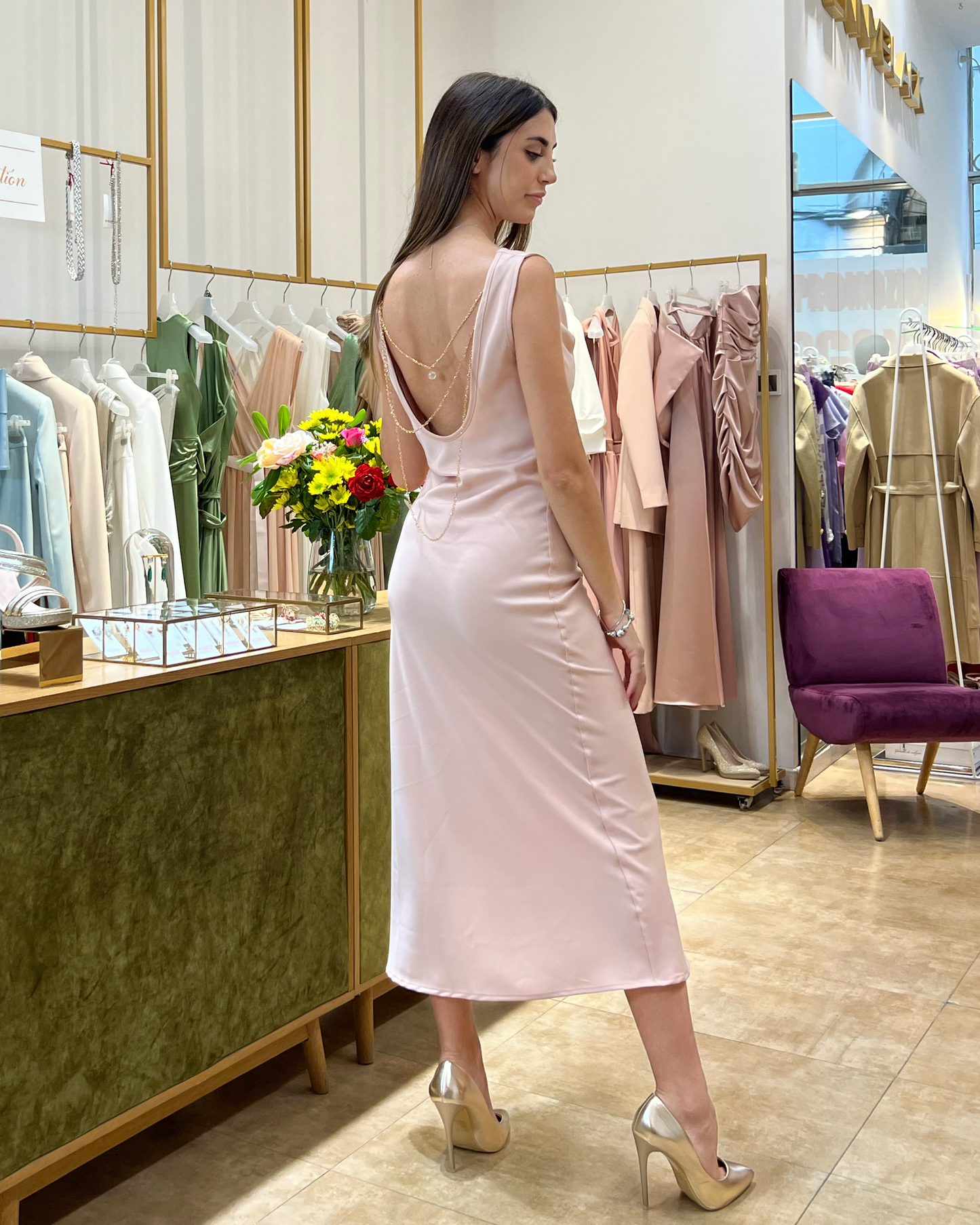 Abito "Blush Whisper". Abito lunghette in tessuto fluido con scollo drappeggiato d'avanti e scollatura profonda sul dietro