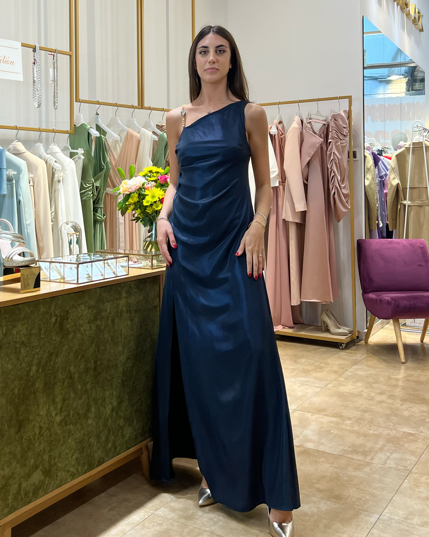 Abito "Starlight Satin". Abito lungo monospalla con dettaglio dorato con spacco laterale alto