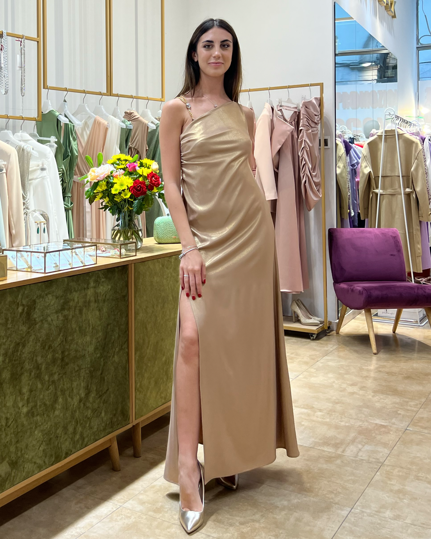 Abito "Starlight Satin". Abito lungo monospalla con dettaglio dorato con spacco laterale alto