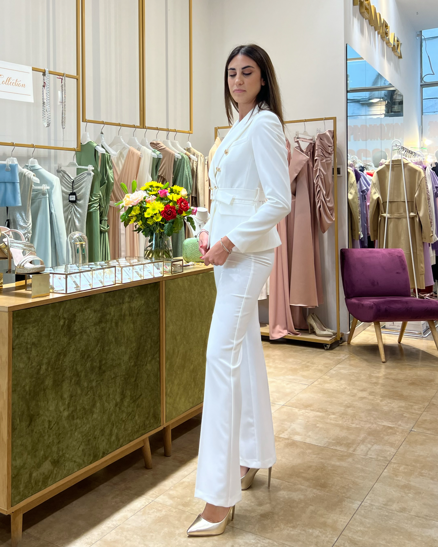 Giacca "Iconic Femininity" da tailleur bianco doppiopetto con cintura