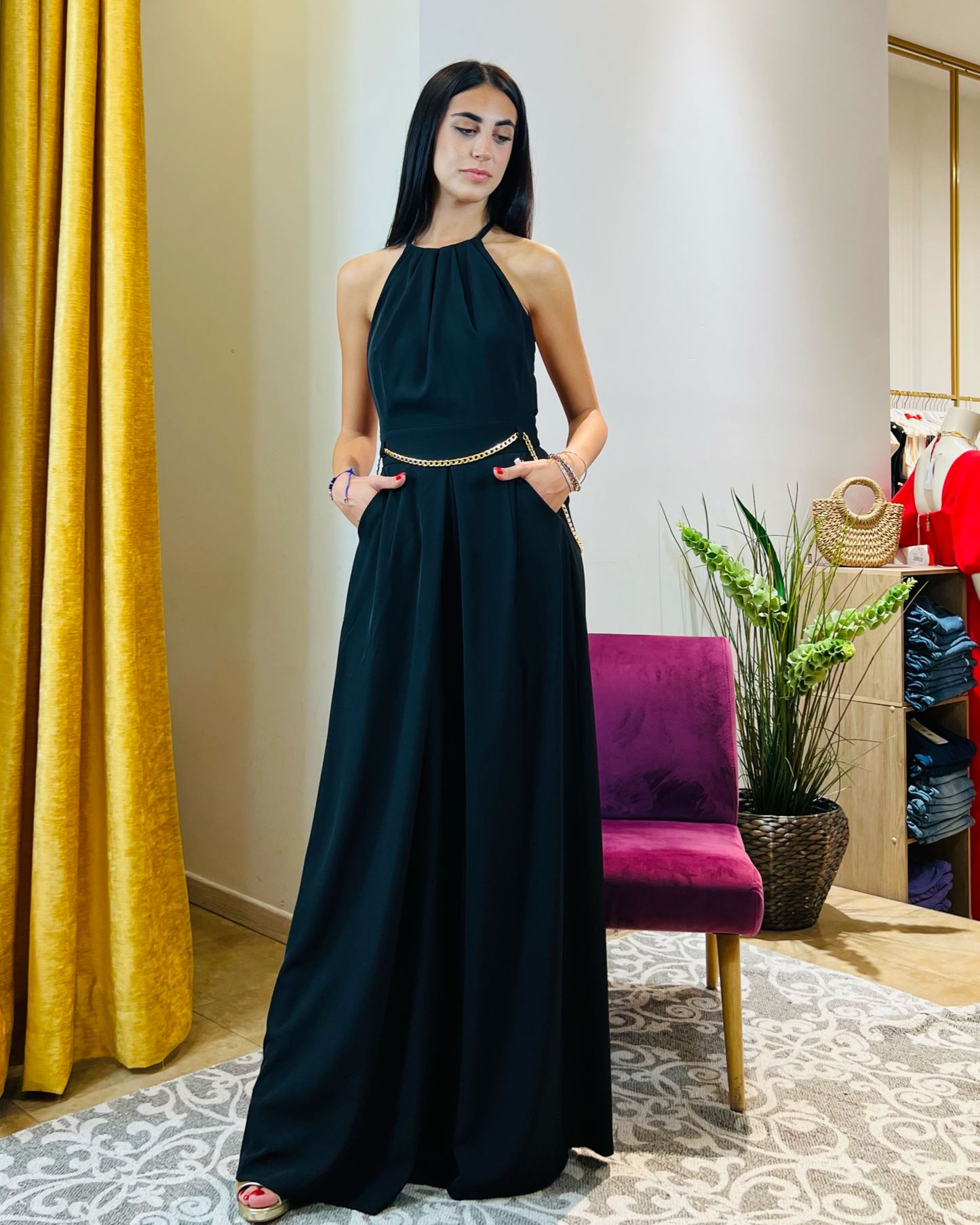 Tuta "Eternal Elegance". Tuta nera con scollo all'americana e pantaloni molto larghi.