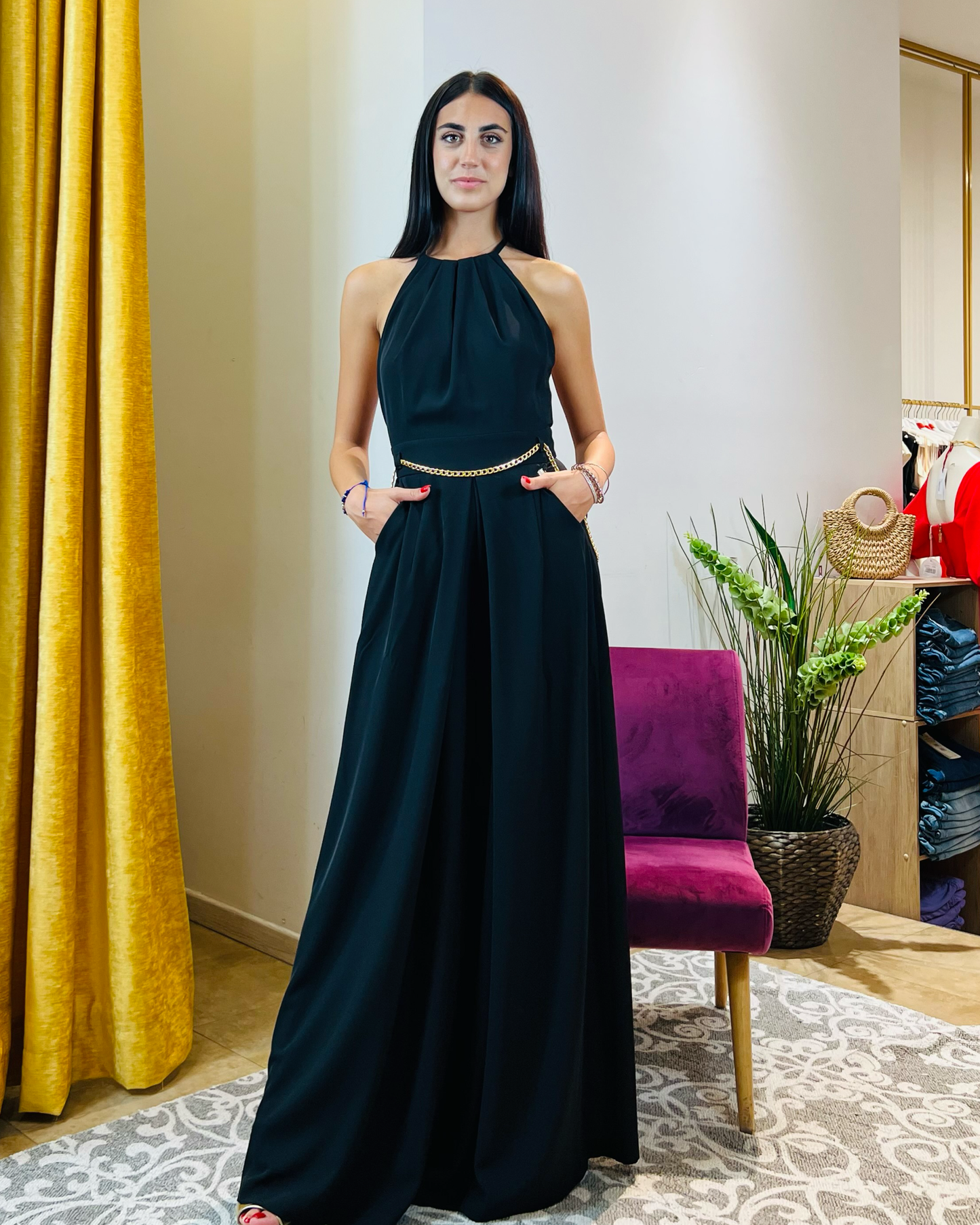 Tuta "Eternal Elegance". Tuta nera con scollo all'americana e pantaloni molto larghi.