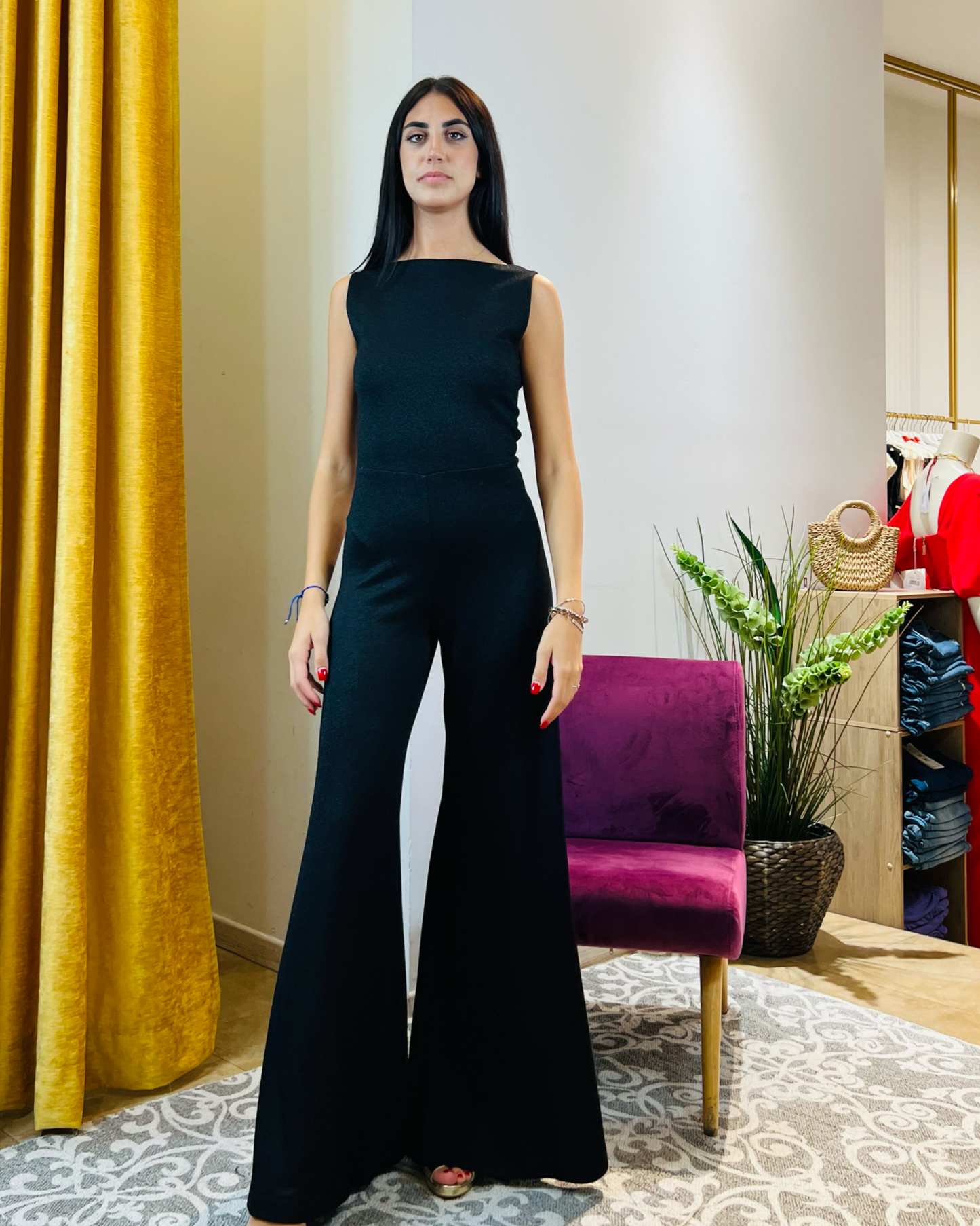 Tuta "Eclipse of Elegance". Tuta nera elegante senza maniche e con scollatura sul dietro, gambe a zampa.