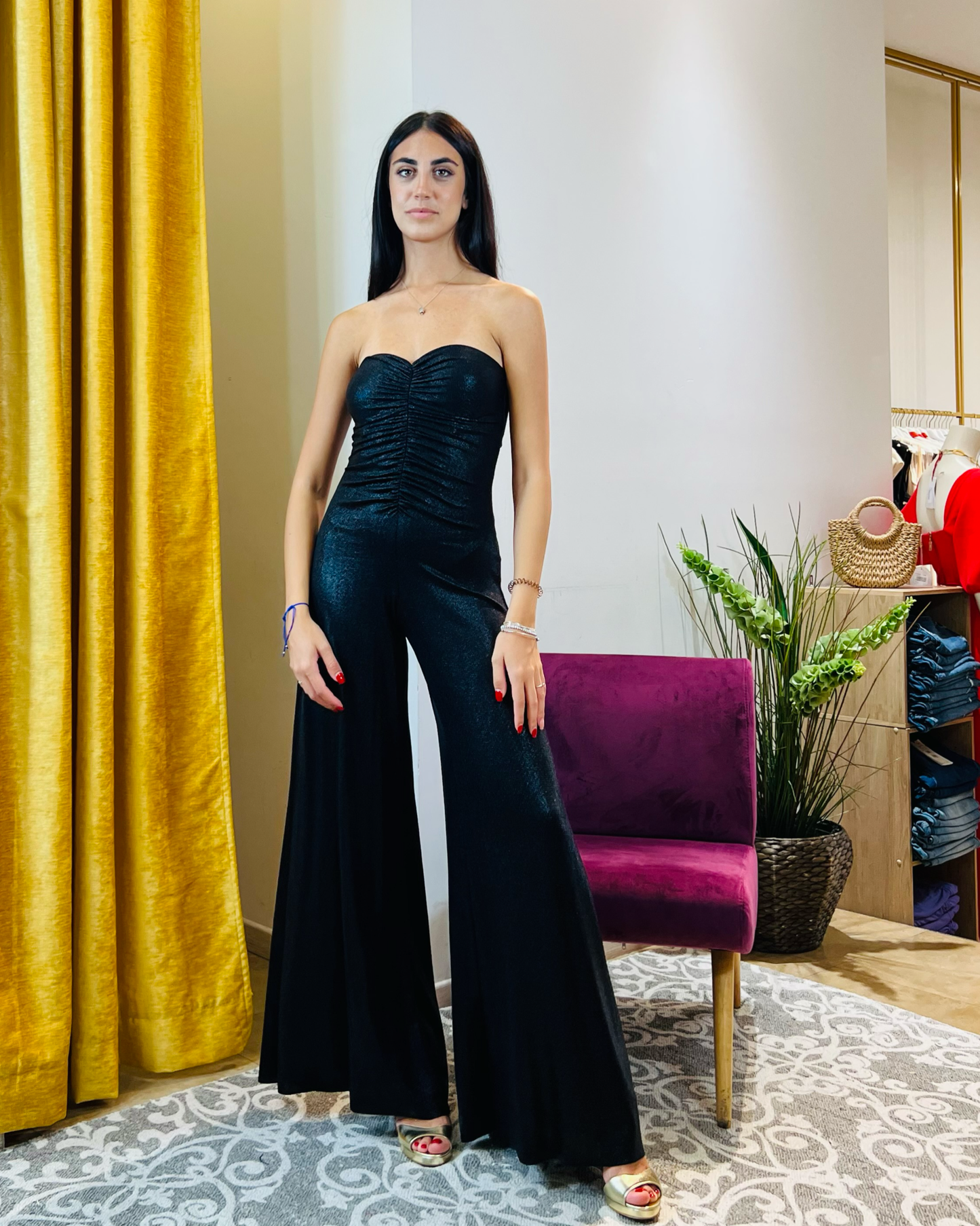 Tuta "Black Star".Tuta elegante nera, senza spalline, con corpetto drappeggiato e pantaloni a palazzo.
