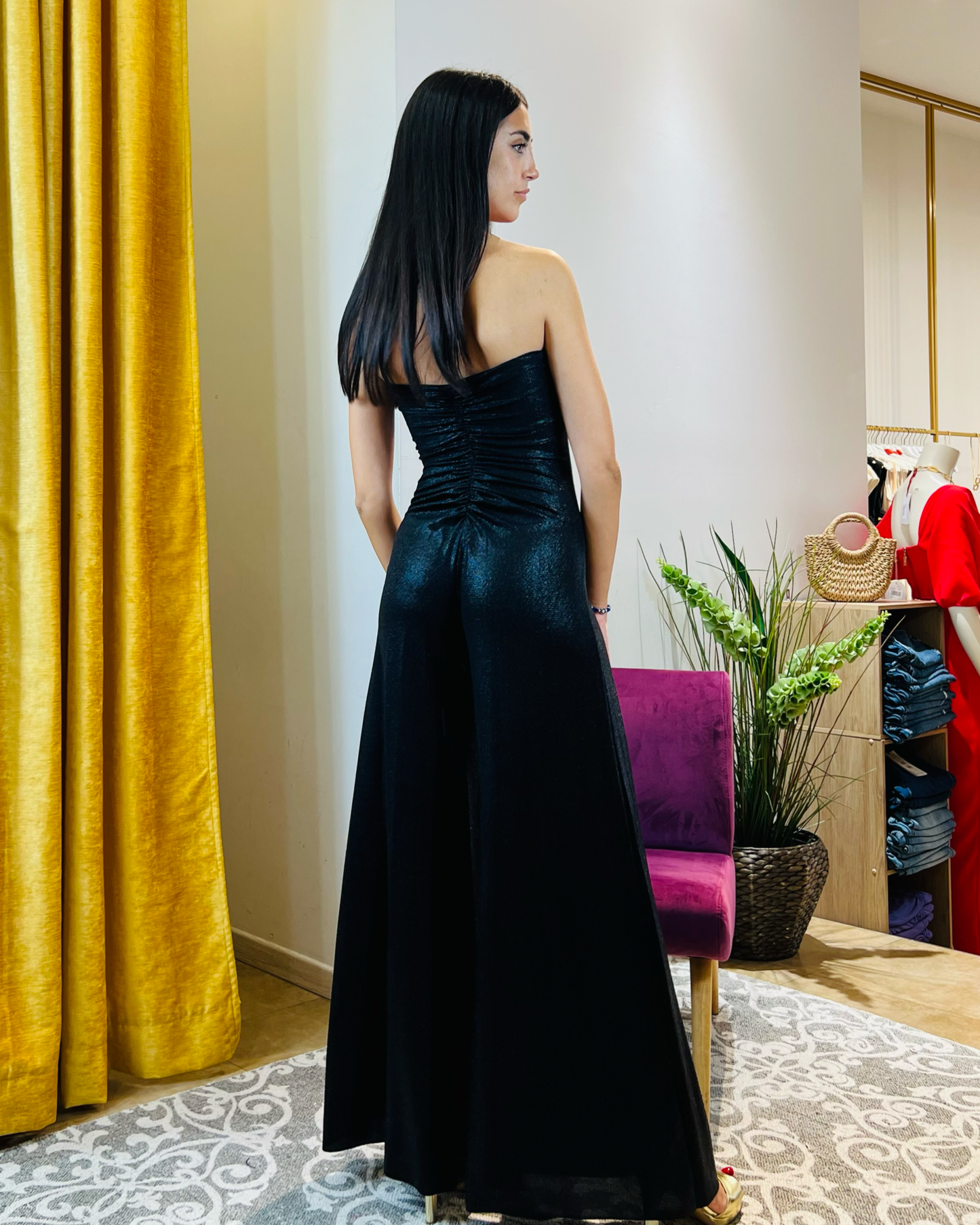 Tuta "Black Star".Tuta elegante nera, senza spalline, con corpetto drappeggiato e pantaloni a palazzo.