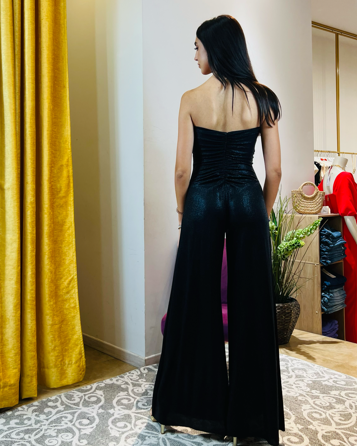 Tuta "Black Star".Tuta elegante nera, senza spalline, con corpetto drappeggiato e pantaloni a palazzo.
