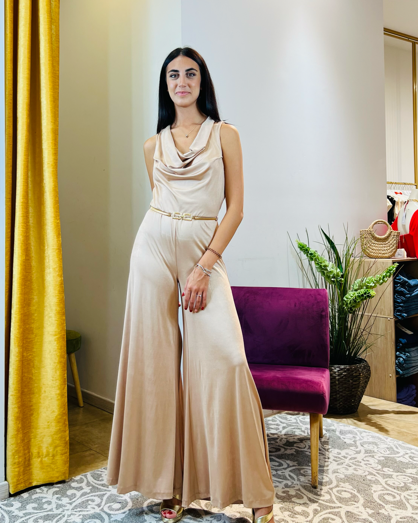 Tuta “Golden Radiance”. Tuta elegante con pantaloni palazzo in jersey.