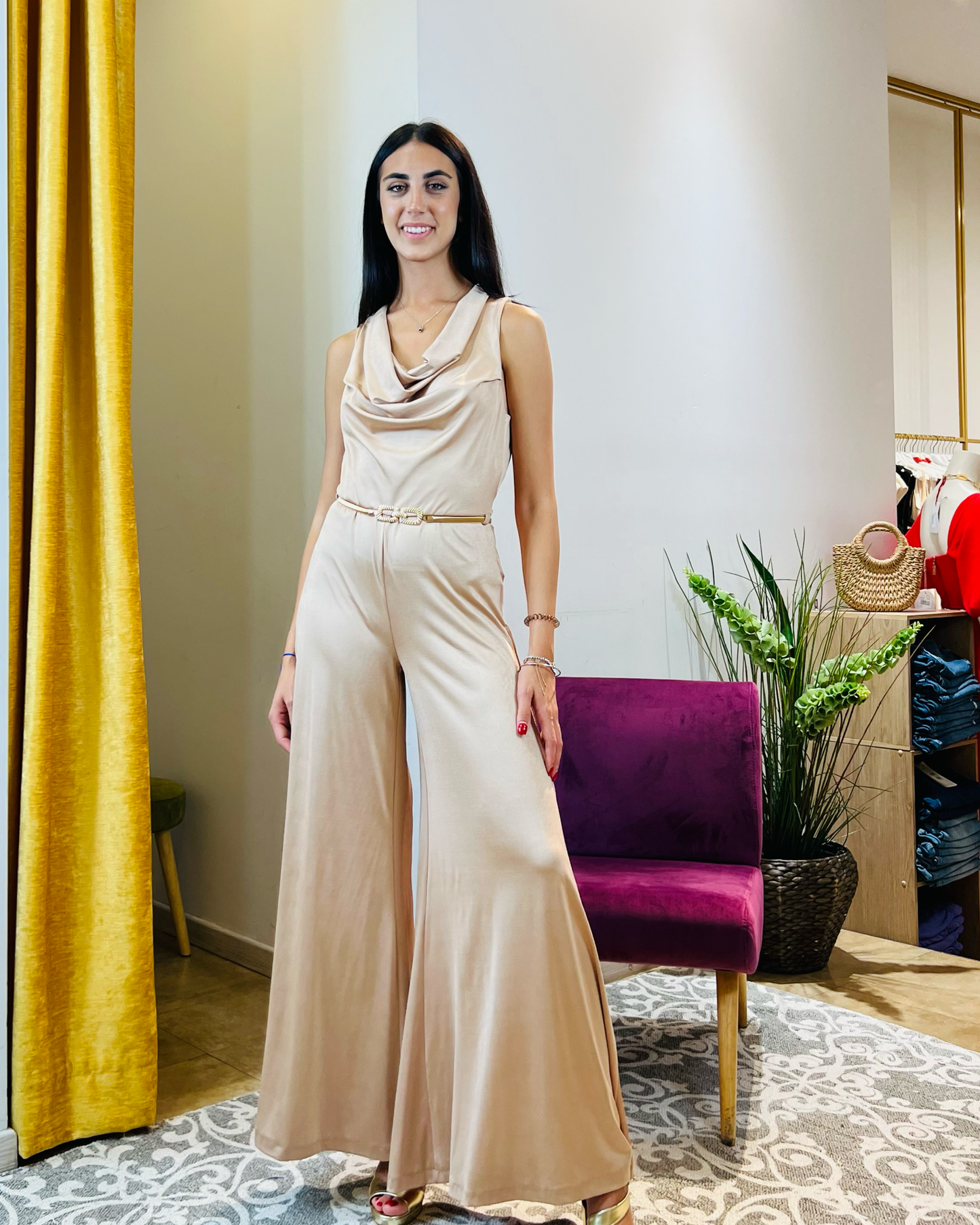 Tuta “Golden Radiance”. Tuta elegante con pantaloni palazzo in jersey.