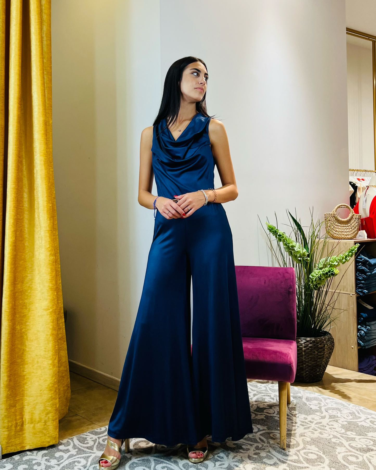 Tuta “Ebon Elegance”. Tuta elegante con pantaloni palazzo in jersey. (copia)