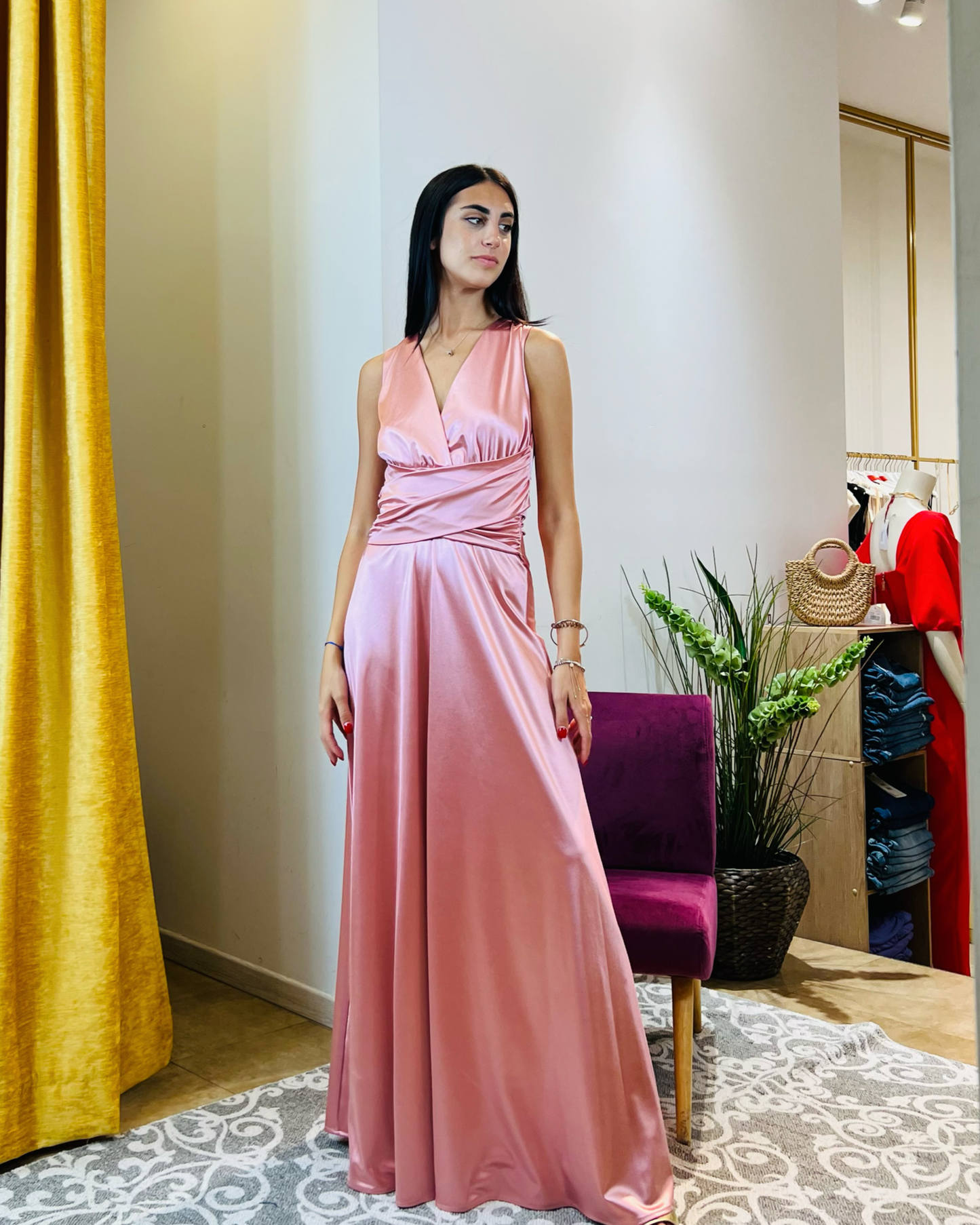 Abito "Blush Radiance". Abito lungo donna in jersey lucido, con scollo a V, drappeggiato in vita e gonna ampia.