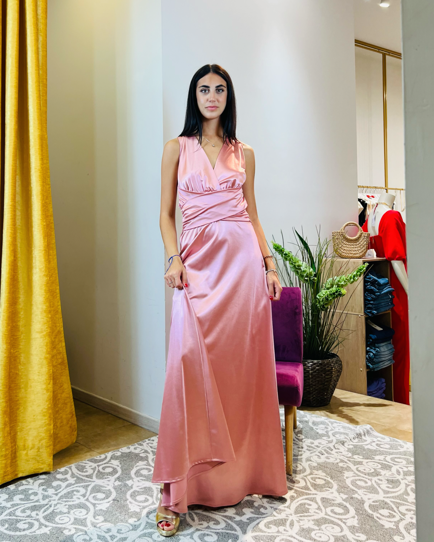Abito "Blush Radiance". Abito lungo donna in jersey lucido, con scollo a V, drappeggiato in vita e gonna ampia.