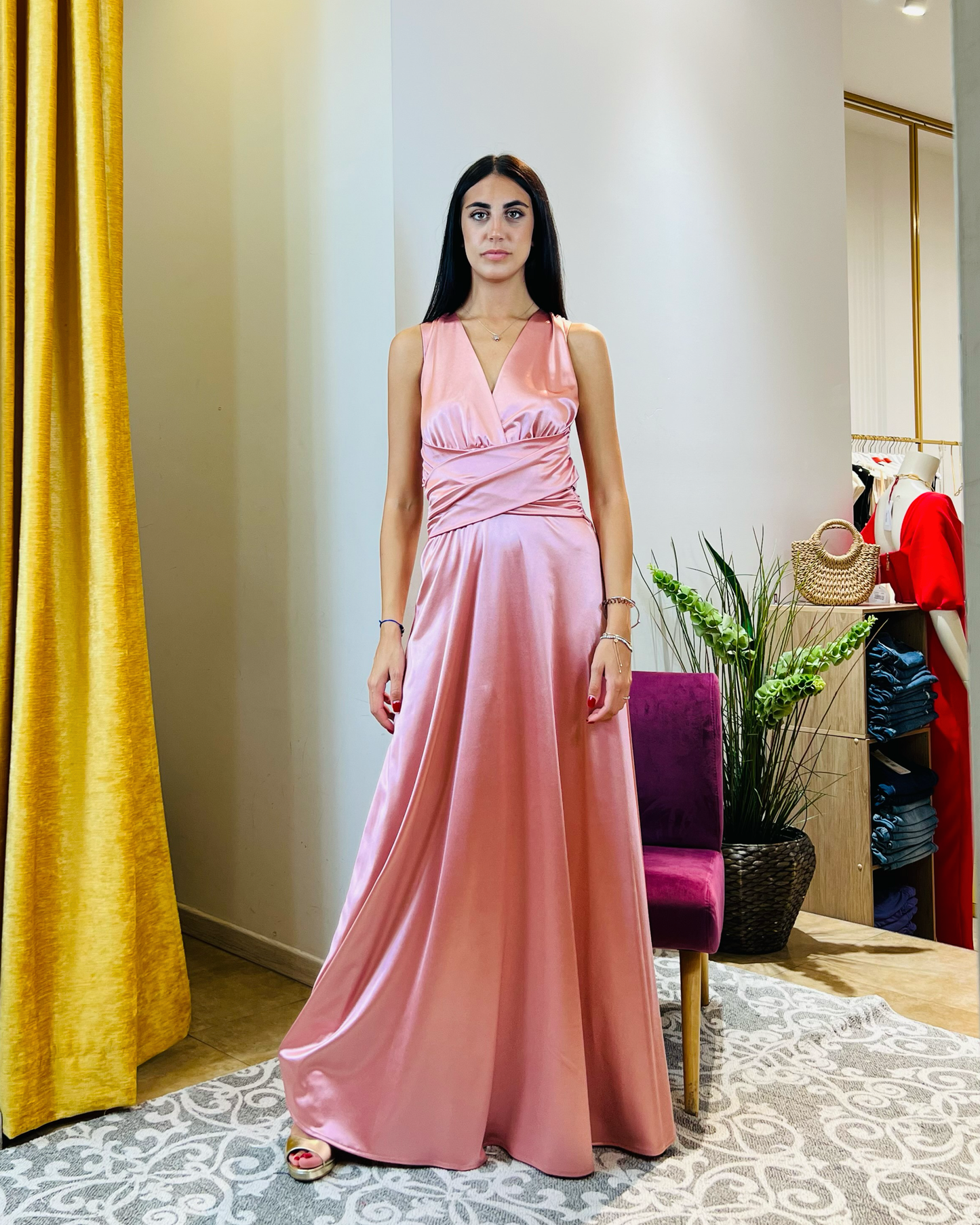 Abito "Blush Radiance". Abito lungo donna in jersey lucido, con scollo a V, drappeggiato in vita e gonna ampia.