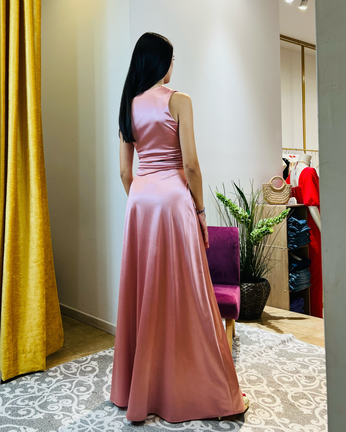 Abito "Blush Radiance". Abito lungo donna in jersey lucido, con scollo a V, drappeggiato in vita e gonna ampia.
