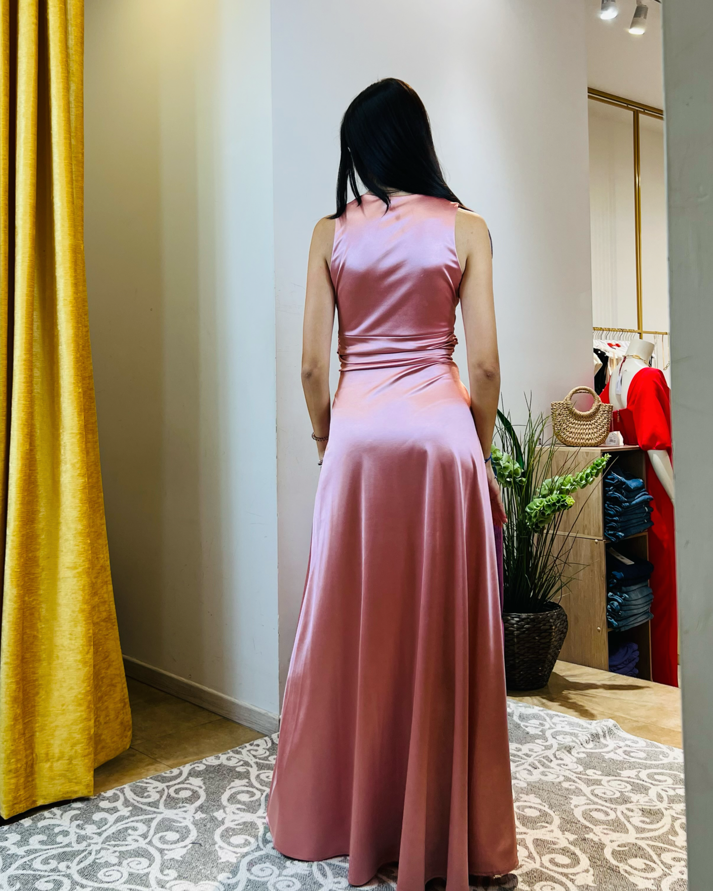 Abito "Blush Radiance". Abito lungo donna in jersey lucido, con scollo a V, drappeggiato in vita e gonna ampia.