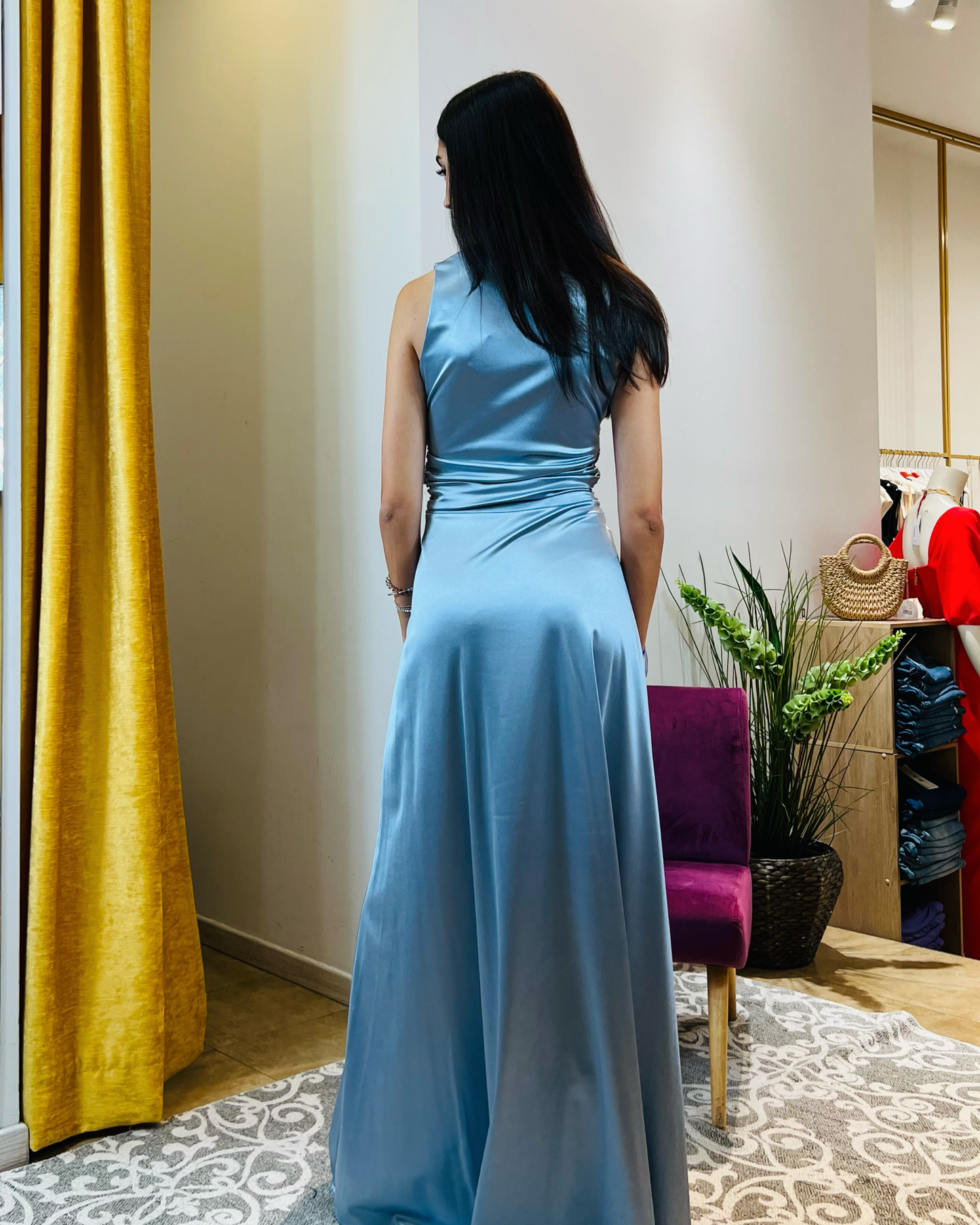Abito "Sky Sparkle". Abito lungo donna in jersey lucido, con scollo a V, drappeggiato in vita e gonna ampia.
