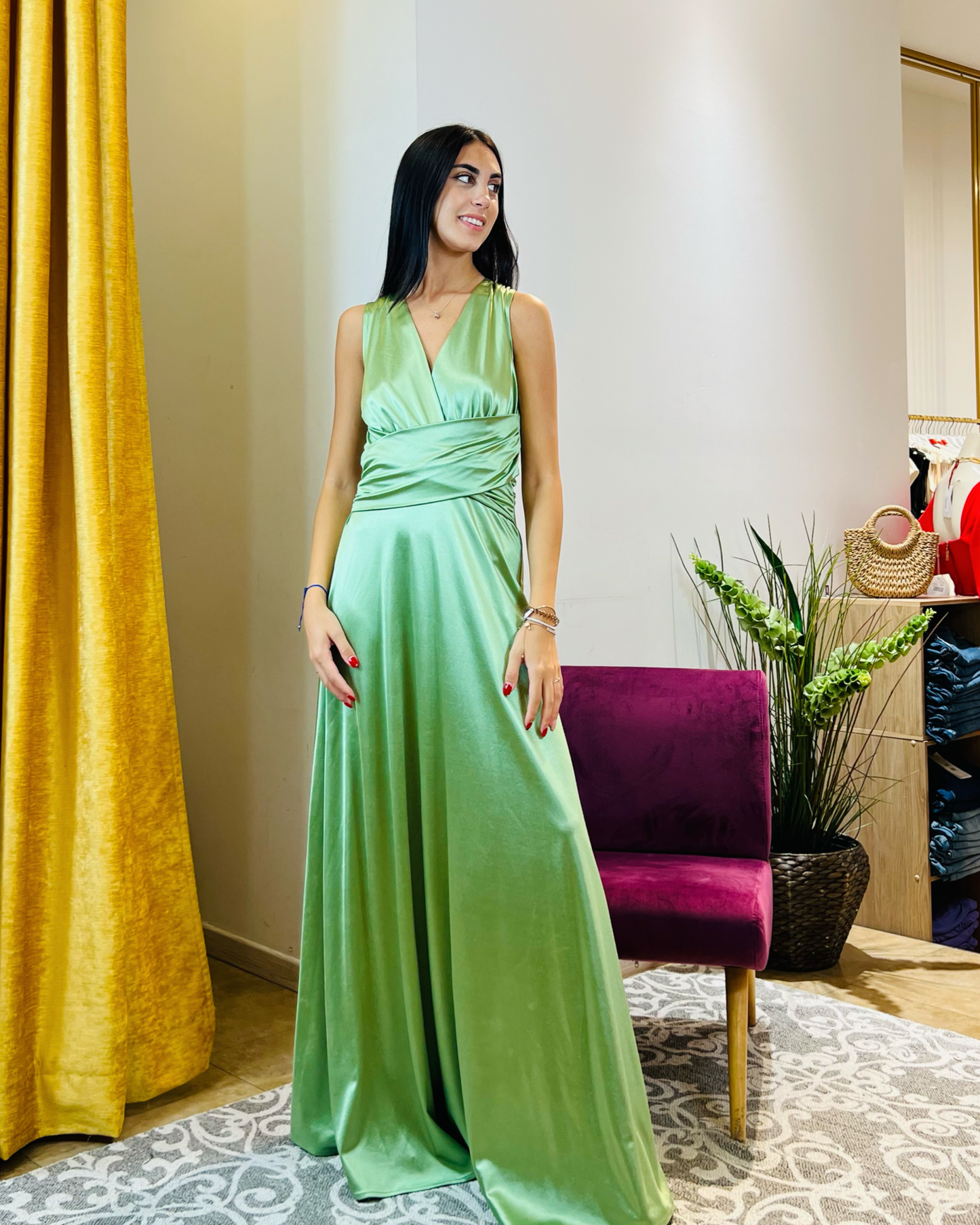 Abito "Emerald Glow". Abito lungo donna in jersey lucido, con scollo a V, drappeggiato in vita e gonna ampia.